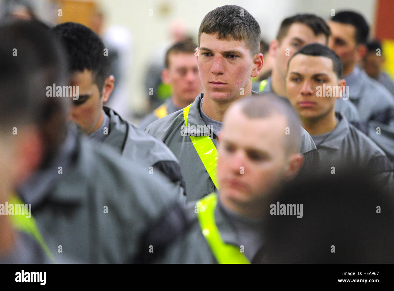 Parachute fantassin Spc. James Doyle, nativo di Modesto, California, assegnato a U.S. Esercito dell Alaska quarta brigata Combat Team (Airborne) xxv divisione di fanteria attende in linea prima di un esercito fisica Test come un candidato per l'esperto Fantassin Badge sulla base comune Elmendorf-Richardson, Alaska, 22 aprile 2013. L'esperto Badge Fante è stato approvato dal Segretario della guerra il 7 ottobre 1943 ed è attualmente assegnato a U.S. Il personale dell'esercito che detengono la fanteria o delle forze speciali militari specialità professionali. Justin Connaher) Foto Stock