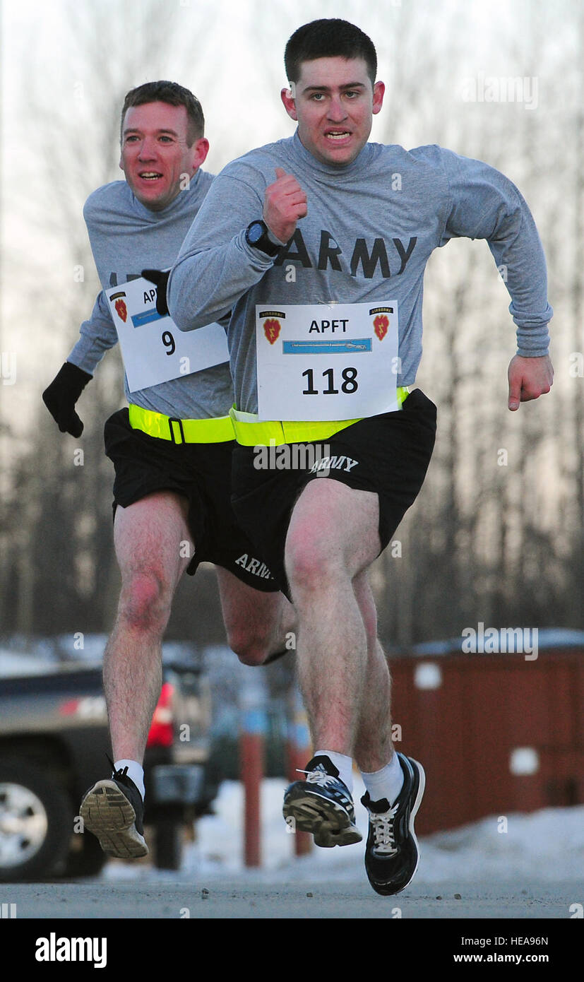 Paracadute di fanti assegnato a U.S. Esercito dell Alaska quarta brigata Combat Team (Airborne) xxv divisione di fanteria si avvicinano al traguardo della due-miglio di corsa dell'esercito Fisica porzione di prova dell'Esperto Fante qualifica di badge su base comune Elmendorf-Richardson, Alaska, 22 aprile 2013. L'esperto Badge Fante è stato approvato dal Segretario della guerra il 7 ottobre 1943 ed è attualmente assegnato a U.S. Il personale dell'esercito che detengono la fanteria o delle forze speciali militari specialità professionali. Justin Connaher) Foto Stock