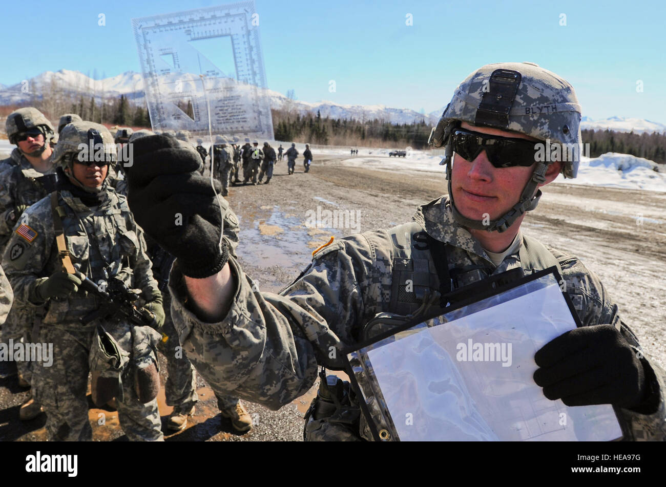 Parachute fantassin Capt. Edward Blyth, nativo di Yorktown, Virginia, assegnato alla compagnia D 3° Battaglione (Airborne) 509a Reggimento di Fanteria, ispeziona il suo goniometro prima di disegnare una mappa e bussola durante il giorno della navigazione terrestre porzione di Fante esperto qualifica di badge su base comune Elmendorf-Richardson, Alaska, 22 aprile 2013. L'esperto Badge Fante è stato approvato dal Segretario della guerra il 7 ottobre 1943 ed è attualmente assegnato a U.S. Il personale dell'esercito che detengono la fanteria o delle forze speciali militari specialità professionali. Justin Connaher) Foto Stock