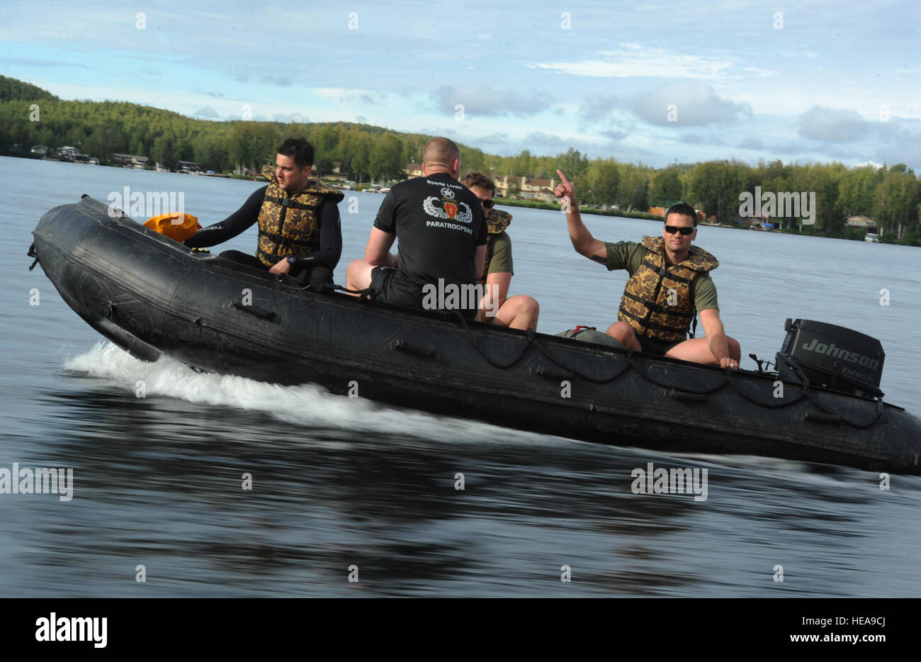 Paracadutisti assegnato alla quarta brigata di fanteria combattere Team (airborne), XXV divisione di fanteria, U.S. Esercito Alaska, traghetto un ponticello a riva in una barca Zodiac durante un salto in acqua nel Lago Grande, Alaska, mercoledì, il 6 agosto 2014, con T-11 paracadute. Questo corso di formazione prepara il della brigata troopers per acqua di potenziale degli sbarchi e mette in evidenza il gruppo nella sua capacità di eseguire le operazioni di volo in condizioni difficili e località in tutto il mondo. Justin Connaher) Foto Stock