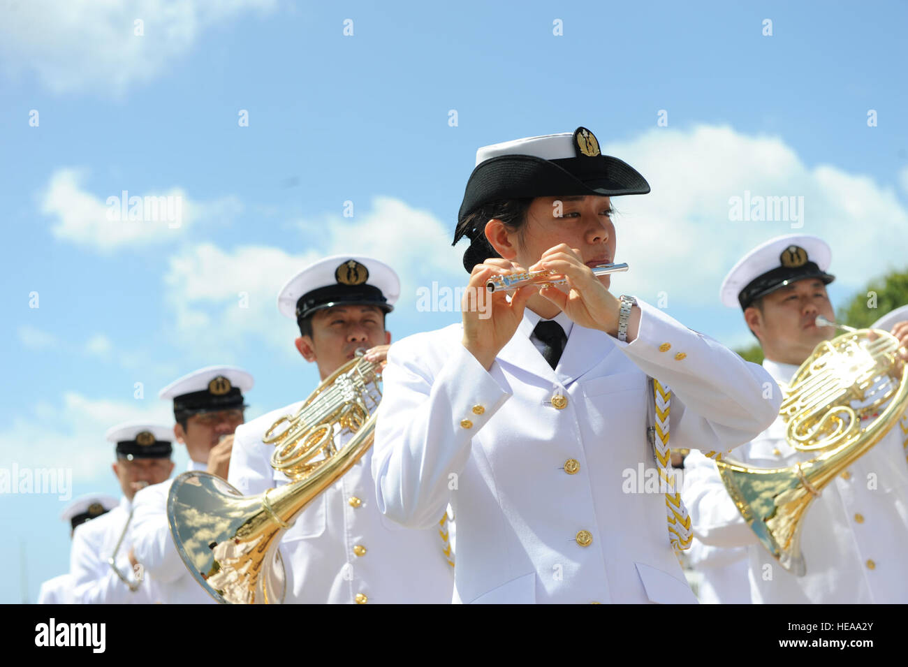 HONOLULU, Hawaii - il giapponese marittima Forza di Autodifesa (JMSDF) band suona il giapponese inno nazionale durante una ghirlanda cerimonia presso il National Memorial Cemetery del Pacifico a Honolulu, Hawaii il 9 giugno 2010. Il junior ufficiali della JMSDF sono su una missione di formazione in cui faranno visita 16 porte in dodici paesi in un arco di 156 giorni e le Hawaii è stata la loro prima tappa di questo viaggio. (U.S. Air Force foto/Tech Sgt. Cohen A. giovani) Foto Stock