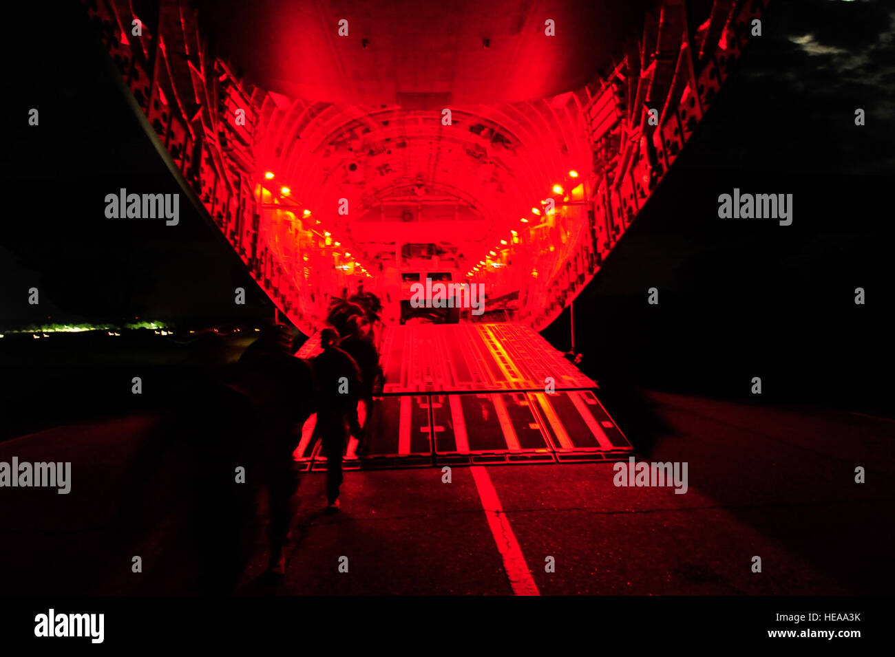 Un U.S. Air Force C-17 Globemaster III alleggerimento del carico di passeggeri e di merci sotto condizioni di blackout in un intermedio base di sosta stabilito a Mackall Army Airfield, N.C. durante il funzionamento congiunto di accedere esercizio 12-02, Giugno 4, 2012. JOAX è due settimane di esercizio per preparare Air Force e esercito i membri del servizio per rispondere alle crisi a livello mondiale e gli imprevisti. Foto Stock