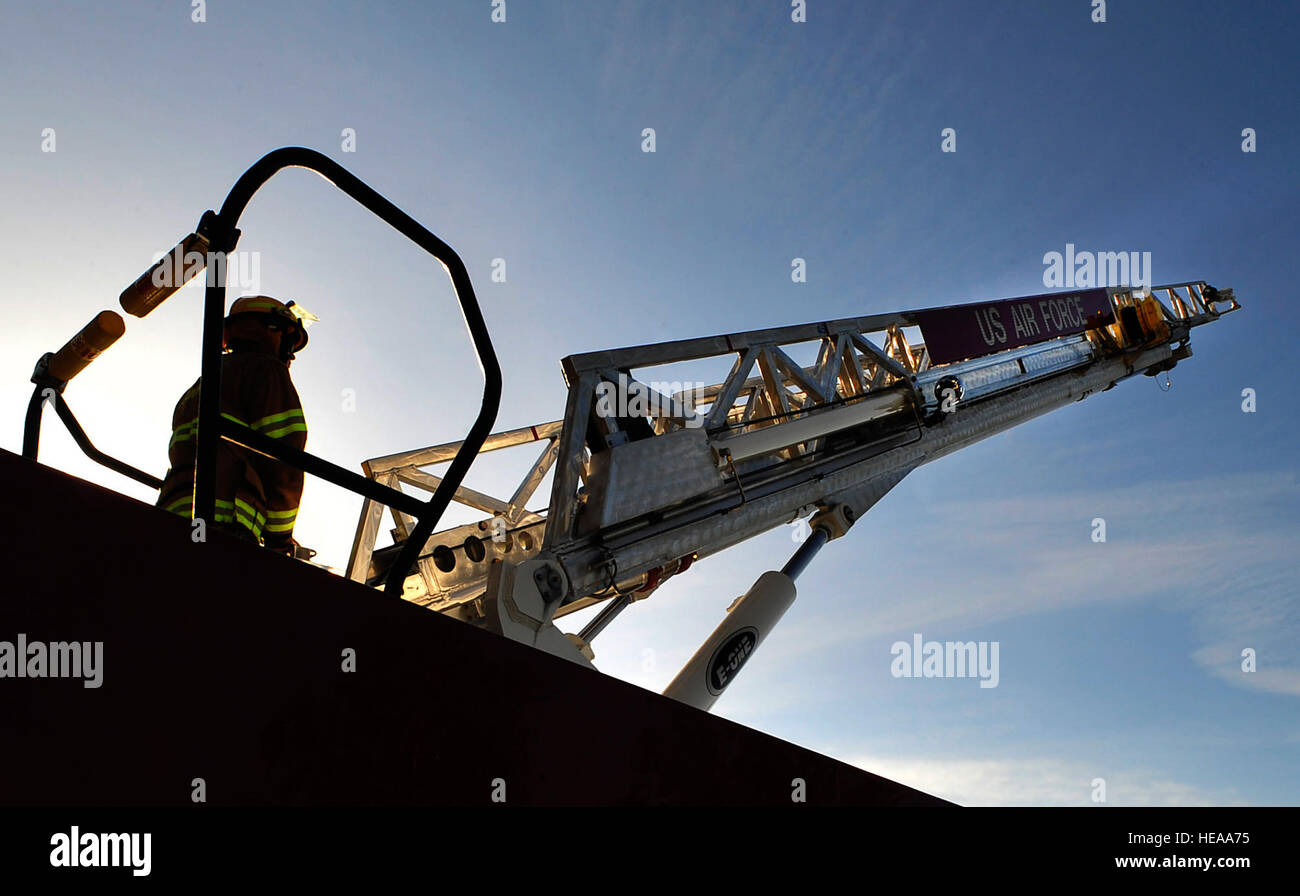 Senior Airman Mark Morris, 86Ingegnere Civile Squadron camion dei pompieri operatore, dimostra come vigili del fuoco potrebbe manovrare un incendio camion della scaletta in caso di emergenza durante il Job Shadow al giorno 8 maggio 2015, a Ramstein Air Base, Germania. La 86CES vigili del fuoco treno con i paesi partner per migliorare le loro competenze per real-mondo emergenze. Airman 1. Classe Larissa Greatwood) Foto Stock