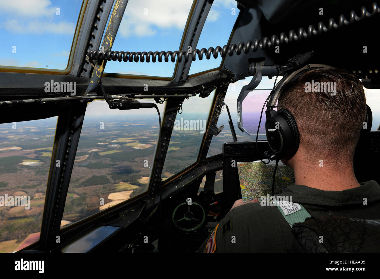 Un comandante dell'aeronautica C-130 Hercules esamina le mappe durante la Large Package Week presso Pope Army Airfield, North Carolina, 5 febbraio 2016, preparandosi per l'esercizio di accesso congiunto 16-5 per migliorare l'interoperabilità tra le unità dell'esercito e dell'aeronautica per le operazioni umanitarie e di crisi globali. Foto Stock