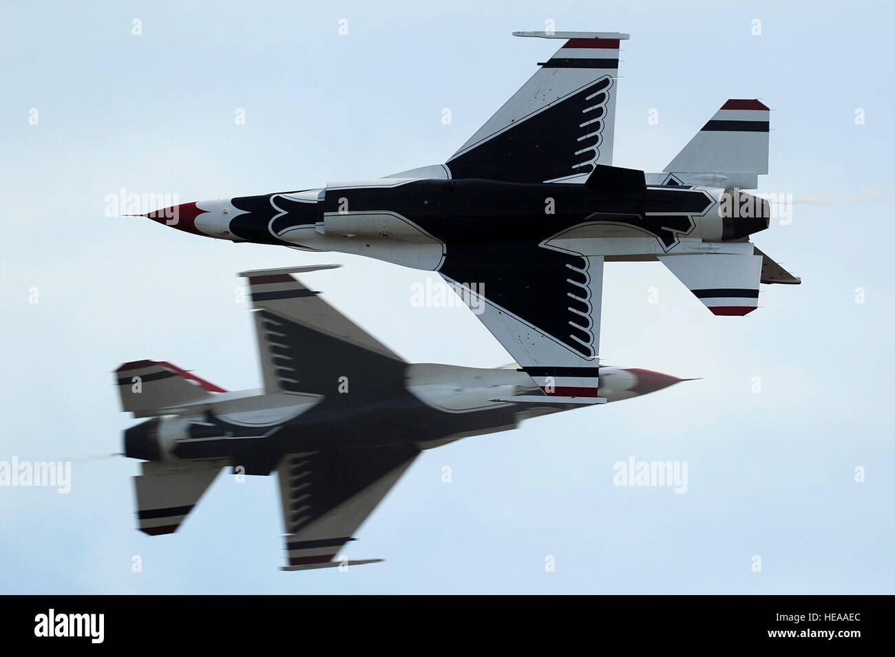 Stati Uniti Air Force Maj. Blaine Jones, Thunderbird 5, portano solo e Jason Curtis, Thunderbird 6, opponendosi solo, eseguire il contrasto invertito Knife-Edge passare durante la base comuneGuire-Dix Mc-Lakehurst Open House, 11 maggio 2014. (U.S. Air Force foto personale Sgt. Larry E. Reid Jr., rilasciato) Foto Stock