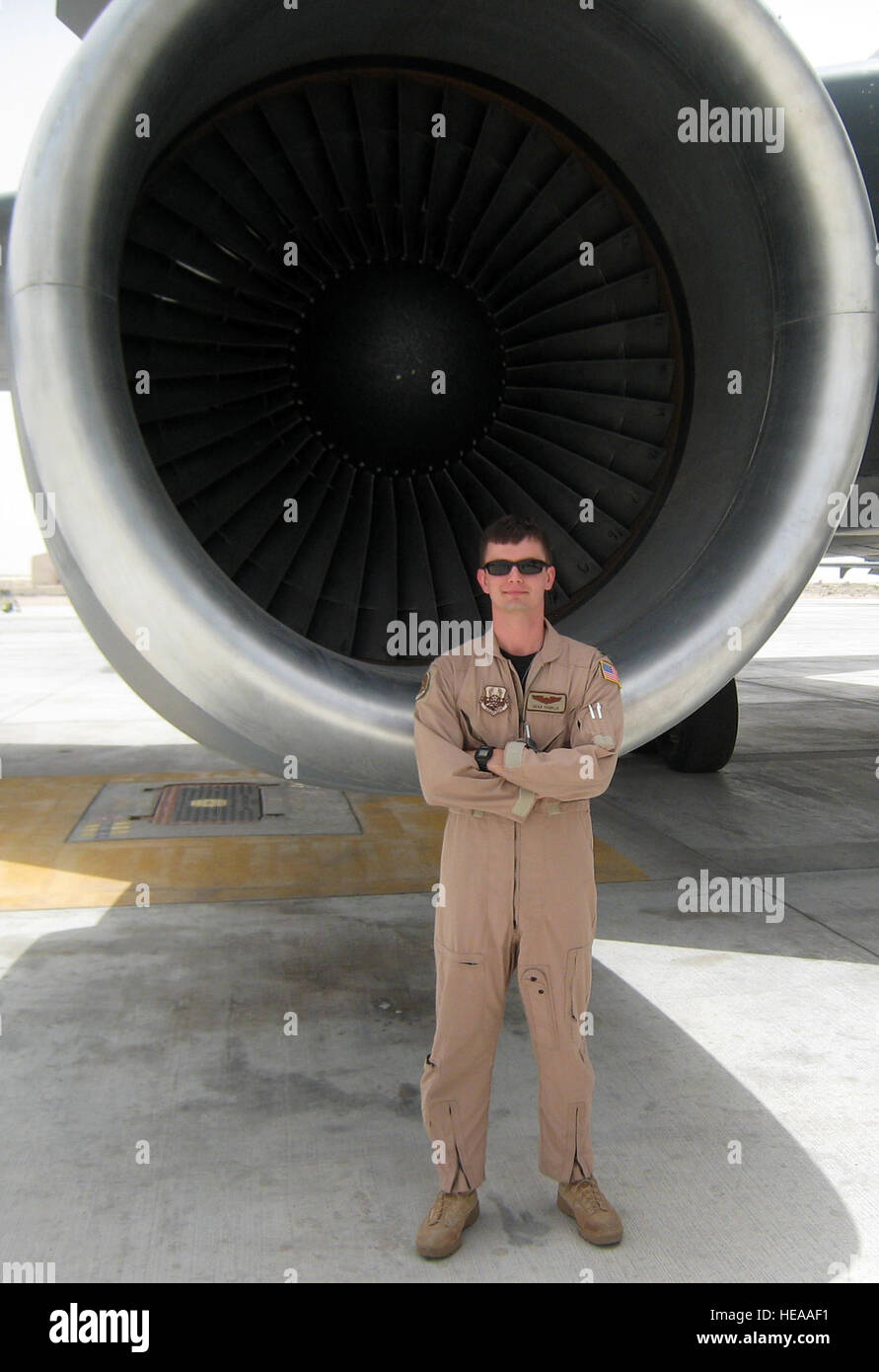 Il cap. Sean Chuplis, KC-10 Extender pilota Expeditionary 908th Air Refuelling Squadron, sorge di fronte una KC-10 prima di salire a bordo dell'aereo per una missione nel febbraio 2010 a un non-base descritti in Asia sud-ovest. Capitano Chuplis è distribuito dalla trentaduesima Air Refuelling Squadron a base comuneGuire-Dix Mc-Lakehurst, N.J., e la sua città natale è Shenandoah, Penn. (U.S. Air Force foto) Foto Stock