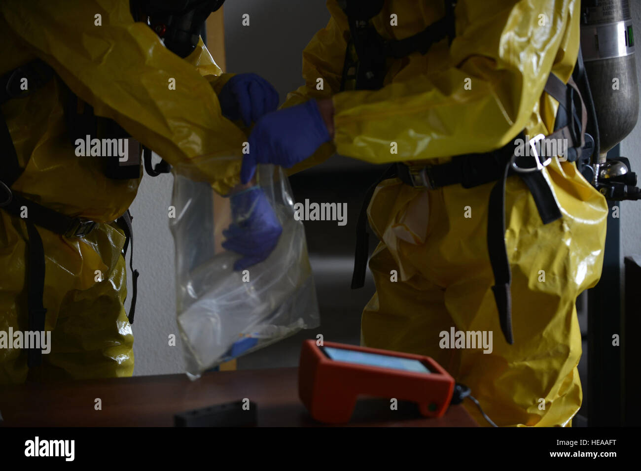 I vigili del fuoco di raccogliere una busta contenente il simulacro di carbonchio ematico durante un giunto chimici, biologici, radiologici, nucleari e ad alta resa (esplosiva CBRNE) minaccia esercizio a Fort Eustis, Virginia, Gennaio 28, 2016. Questo è stato il primo giunto CBRNE esercizio incorporante Fort Eustis e Langley Air Force Base soccorritori di emergenza e i rappresentanti per la sicurezza. Il personale Sgt. Natascia Stannard) Foto Stock