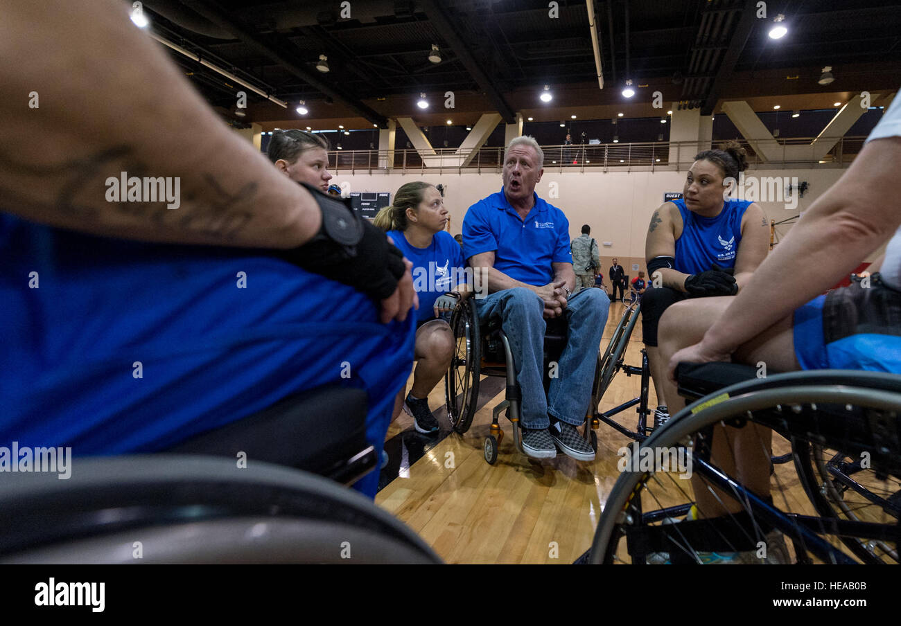 Contrassegnare Pastore, Air Force guerriero ferito pullman, colloqui per la sua squadra di basket durante il 2015 Prove su alla Nellis Air Force Base, Nev., 1 marzo 2015. La Air Force Le prove sono un adaptive evento sportivo progettato per promuovere il benessere mentale e fisico di gravemente malati e feriti militari e i veterani. Più di 105 feriti, malati o feriti service di uomini e donne provenienti da tutto il paese di competere per un posto sul 2015 U.S. Air Force guerriero ferito la squadra che rappresenterà la Air Force a adaptive competizioni sportive durante tutto l'anno. Senior Airman Giordania Castelan Foto Stock