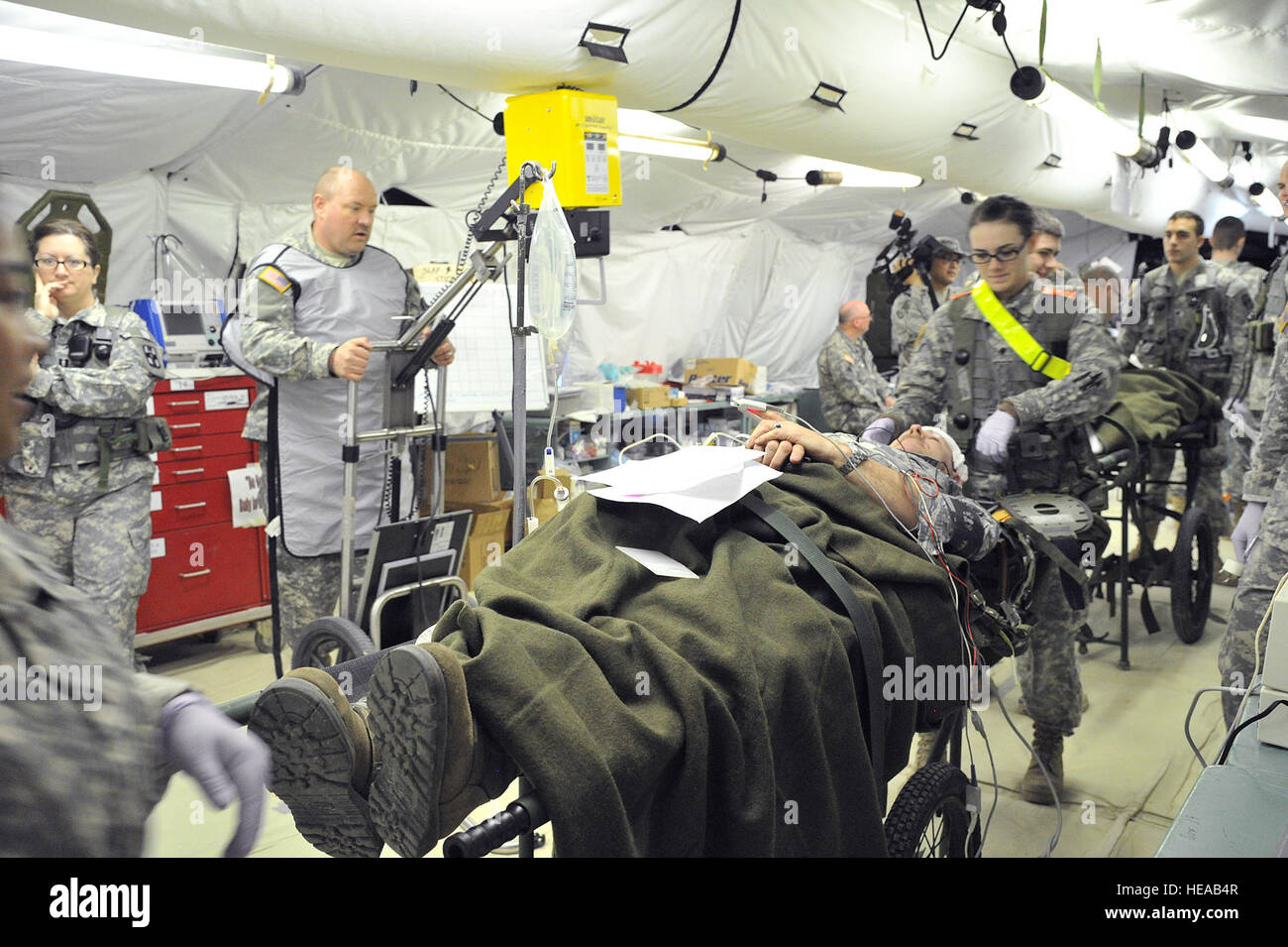 Stati Uniti Army Sgt. Vail Terrance, radiologia sergente, 328a supporto di combattimento ospedale, impiega raggi X di U.S. Air Force Staff Sgt. David Barrett, 439th squadrone di comunicazione, nella sala di emergenza dopo un simulato fuoco indiretto attacco al mobile di evacuazione di medicina aeronautica Staging impianto al Joint Readiness Training Center, Fort Polk, La., Feb 23, 2013. I membri del servizio a JRTC 13-04 sono educati nel combattere la cura del paziente e Istituto di medicina aeronautica evacuazione in un combattimento simulato l'ambiente. Tech. Sgt. Francisco V. Govea II/ rilasciato) Foto Stock