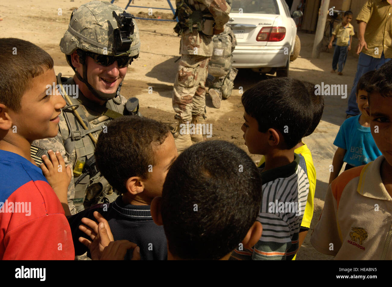 Stati Uniti Esercito Capt. Joshua Brown, Comandante della sicurezza comune stazione 2, primo plotone, Comanche Company, 2° Battaglione, 8 Reggimento di Fanteria, 4a divisione di fanteria, Fort Carson, Colo. visite con bambini locali giocare nella zona durante un giunto smontata patrol con i soldati della divisione VIII esercito iracheno e poliziotti iracheni ott. 10, 2008, in Ad Diwaniyah, Iraq. Foto Stock