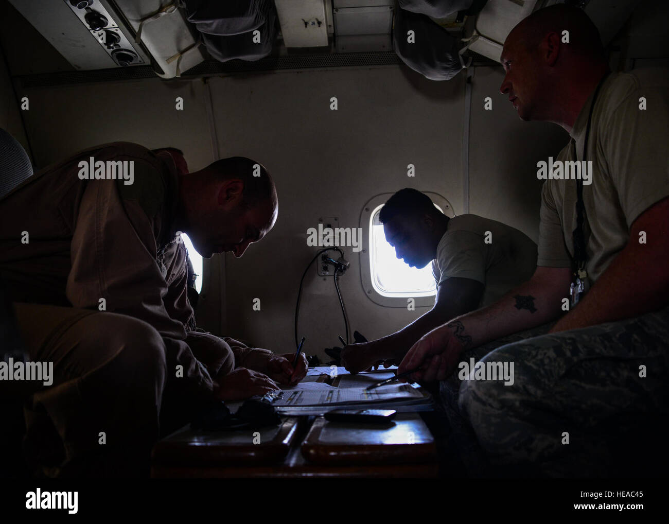 Sorveglianza congiunta attacco obiettivo Sistemi Radar equipaggi e 7° Expeditionary Aria Mobilità manutenzione unità aviatori condurre un post-flight debriefing di manutenzione Giugno 7, 2016 at Al Udeid Air Base, in Qatar. Il E-8C JSTARS e il suo servizio attivo della guardia e riserva di organi di servizio condurre missioni all'estero per operazioni di sostegno sulla guerra al terrore. Senior Airman Janelle Patiño Foto Stock