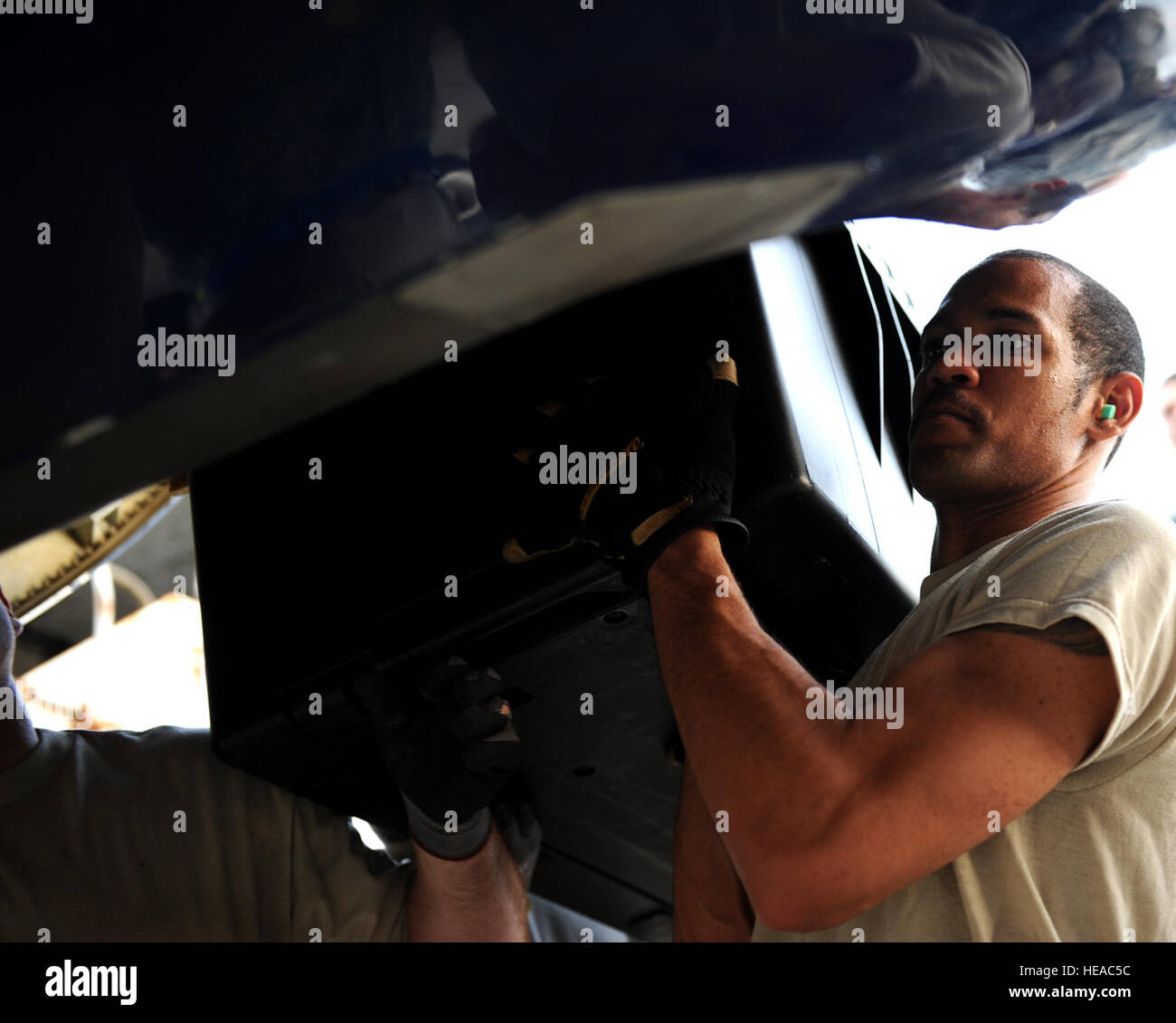 U.S Air Force Airman 1. Classe Devin Teagle, 71st porto aereo cargo squadrone apprendista, carichi sul vano di carico di un aeromobile a Langley Air Force Base, Va., 11 Agosto, 2013. I membri del servizio dalla Task Force congiunta di sostegno civile distribuito al Camp Atterbury, Ind. per partecipare a un grande campo comune-esercizio che valuterà la possibilità di JTF-CS e altri per il Dipartimento della difesa delle entità a rispondere ad un complesso evento catastrofico. ( Airman 1. Classe Kimberly Nagle Foto Stock