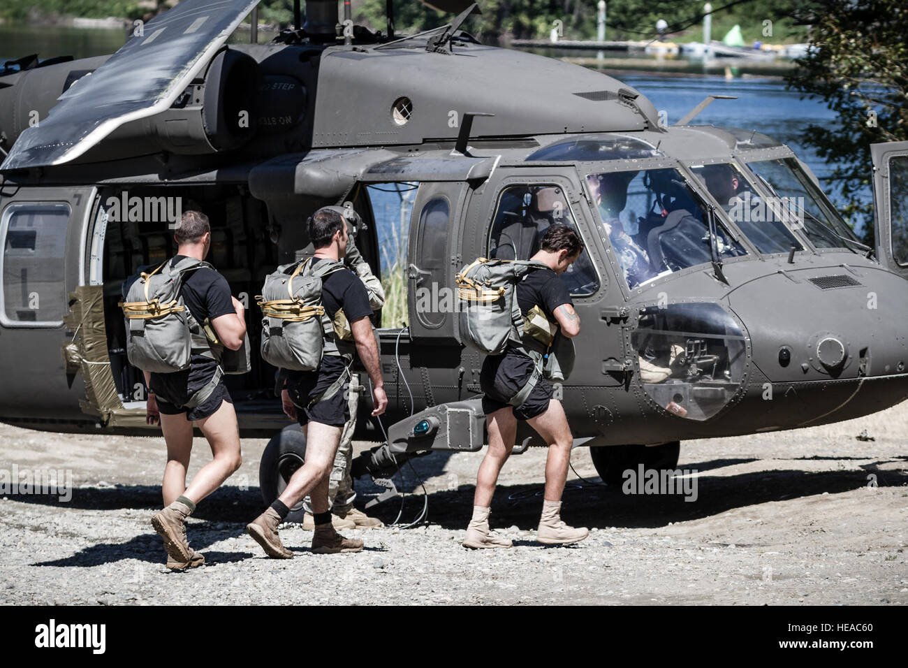 Stati Uniti I soldati dell esercito, assegnato alla società di Charlie, 52nd Reggimento di Fanteria, condurre una linea statica parachute jump da un UH-60M Black Hawk elicottero, assegnato al XVI Combattere la Brigata Aerea, 7 Divisione di Fanteria, in corrispondenza del giunto di base corda Lewis-Mc, nello Stato di Washington, il 17 agosto 2016. I soldati hanno completato un salto nel lago americano per aumentare la prontezza di combattimento. Foto Stock