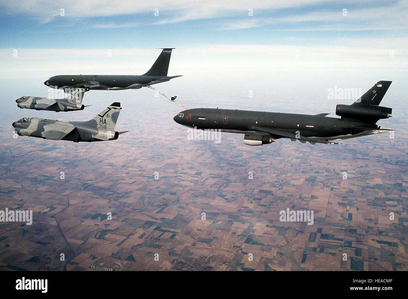Un 190aria Gruppo rifornimento KC-135 Stratotanker refuels un sesto Air Refuelling Squadron KC-10estensore di un aeromobile durante una Strategic Air Command 'orgoglioso Visitor' missione. Due 185th Tactical Air Gruppo A-7D Corsari sono battenti a fianco delle petroliere. Foto Stock