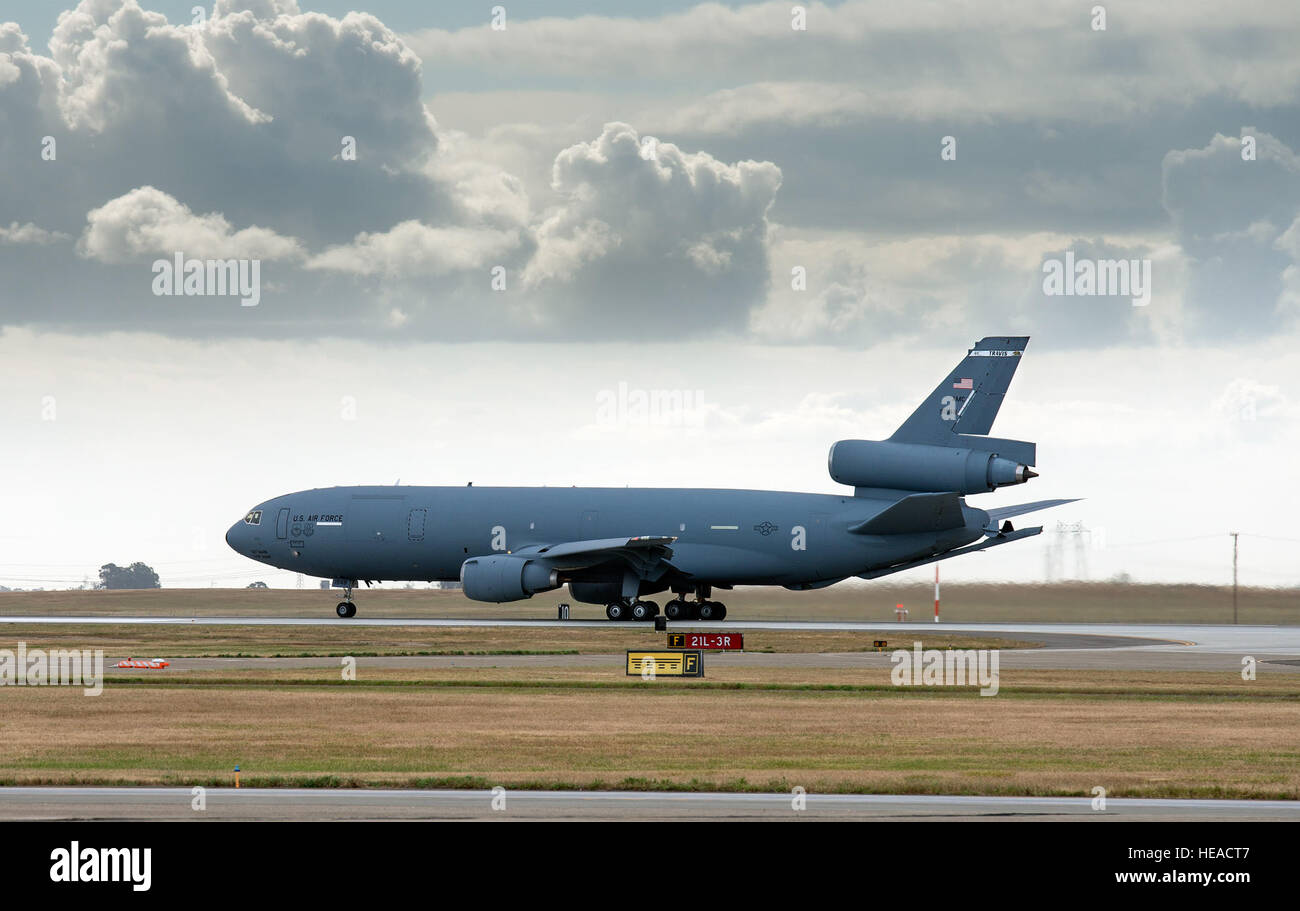 Una KC-10 Extender è fotografato a Travis Air Force Base, California, il 7 maggio 2015. Il KC-10 svolge un ruolo chiave nella mobilitazione dei militari statunitensi attivi, prendendo parte alle operazioni d'oltremare lontano da casa. Questi aeromobili effettuato airlift antenna e il rifornimento di carburante durante il 1986 bombardamento della Libia (operazione Eldorado Canyon), il 1990-91 Guerra del Golfo in Iraq (operazioni Desert Shield e Desert Storm), il 1999 bombardamenti della NATO di Iugoslavia (Operazione Allied Force), la guerra in Afghanistan (operazioni Enduring Freedom), e la guerra in Iraq (operazioni Iraqi Freedom e nuova alba). Il KC-10 dovrebbe servire fino a 204 Foto Stock