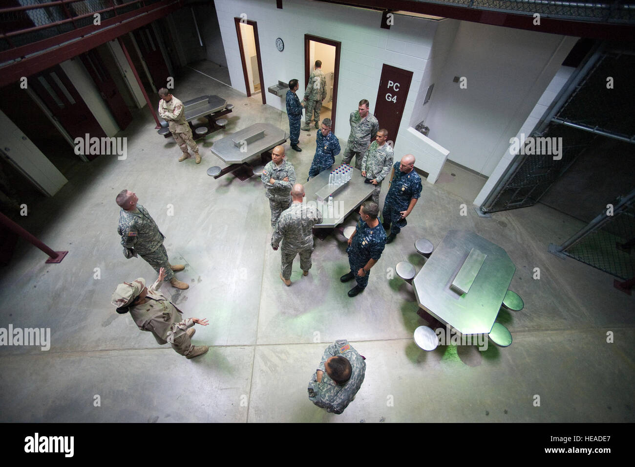 Joint Task Force Guantanamo's Camp vi portano chief petty officer mutandine di detenzione le operazioni di impianto per alti militari statunitensi di sottufficiali che partecipano al programma di Keystone, luglio 25. Keystone è un due settimane di corso che prende il comando senior leader arruolato che servono o slated per servire in una bandiera o a un ufficiale generale livello di giunto o sedi di servizio sul campo oltremare studi per imparare circa il giunto e dottrina combinato, interoperabilità e alleati chiave i problemi della nazione. JTF Guantanamo fornisce un sicuro, umano, legale e trasparente di cura e custodia dei detenuti, compresi quelli condannati da Foto Stock