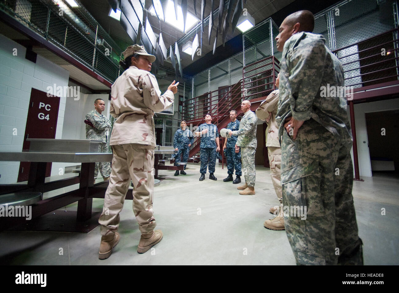 Joint Task Force Guantanamo's Camp vi portano chief petty officer mutandine di detenzione le operazioni di impianto per alti militari statunitensi di sottufficiali che partecipano al programma di Keystone, luglio 25. Keystone è un due settimane di corso che prende il comando senior leader arruolato che servono o slated per servire in una bandiera o a un ufficiale generale livello di giunto o sedi di servizio sul campo oltremare studi per imparare circa il giunto e dottrina combinato, interoperabilità e alleati chiave i problemi della nazione. JTF Guantanamo fornisce un sicuro, umano, legale e trasparente di cura e custodia dei detenuti, compresi quelli condannati da Foto Stock