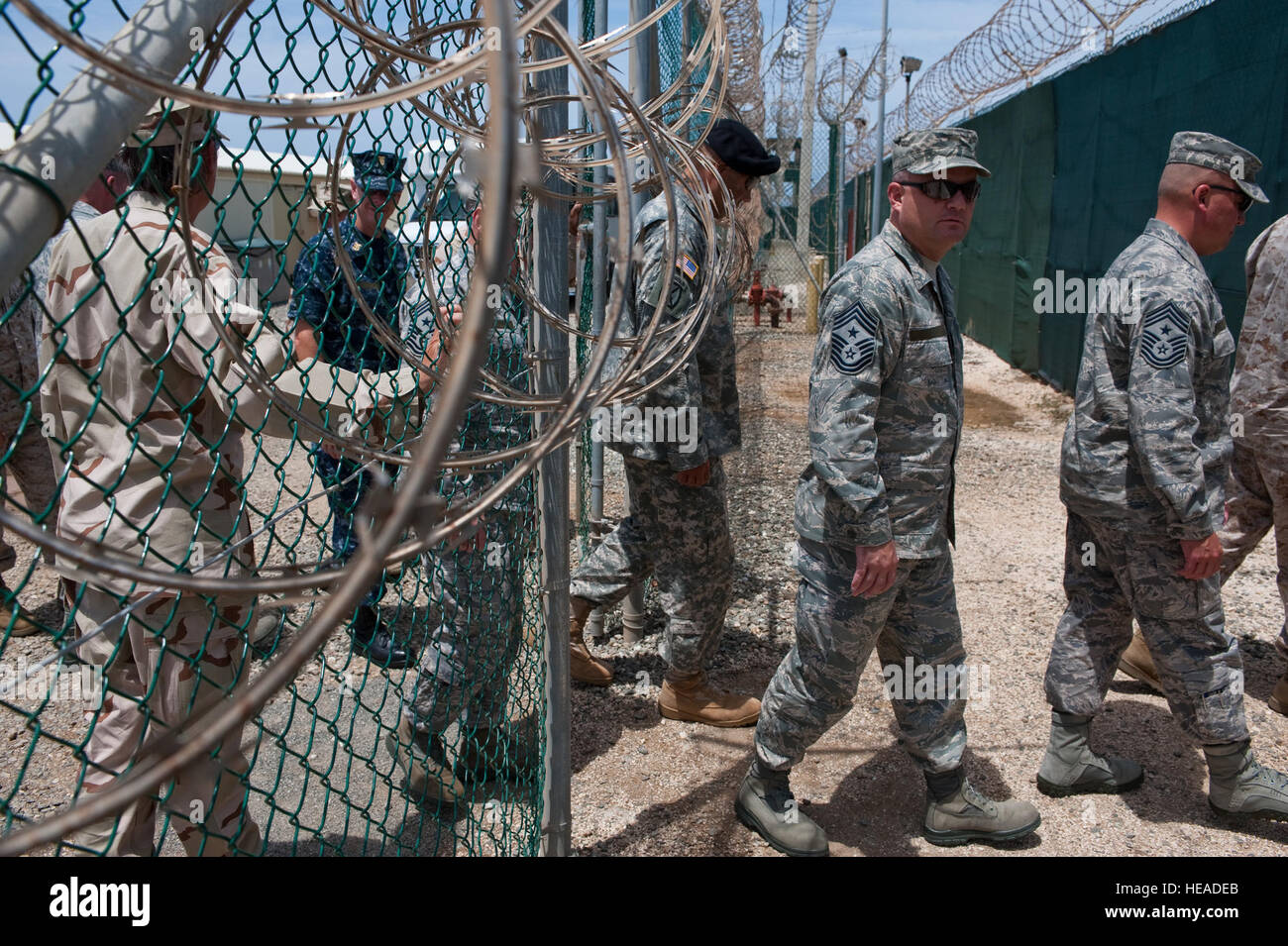 Stati Uniti Il comando delle Forze aeree Chief Master Sgt. Dwight Badget e altri alti funzionari militari statunitensi di sottufficiali che partecipano al programma di Keystone tour Joint Task Force Guantanamo's Camp Delta struttura di detenzione, luglio 25. Keystone è un due settimane di corso che prende il comando senior leader arruolato che servono o slated per servire in una bandiera o a un ufficiale generale livello di giunto o sedi di servizio sul campo oltremare studi per imparare circa il giunto e dottrina combinato, interoperabilità e alleati chiave i problemi della nazione. JTF Guantanamo fornisce un sicuro, umano, legale e trasparente di cura e custodia dei detenuti, in Foto Stock