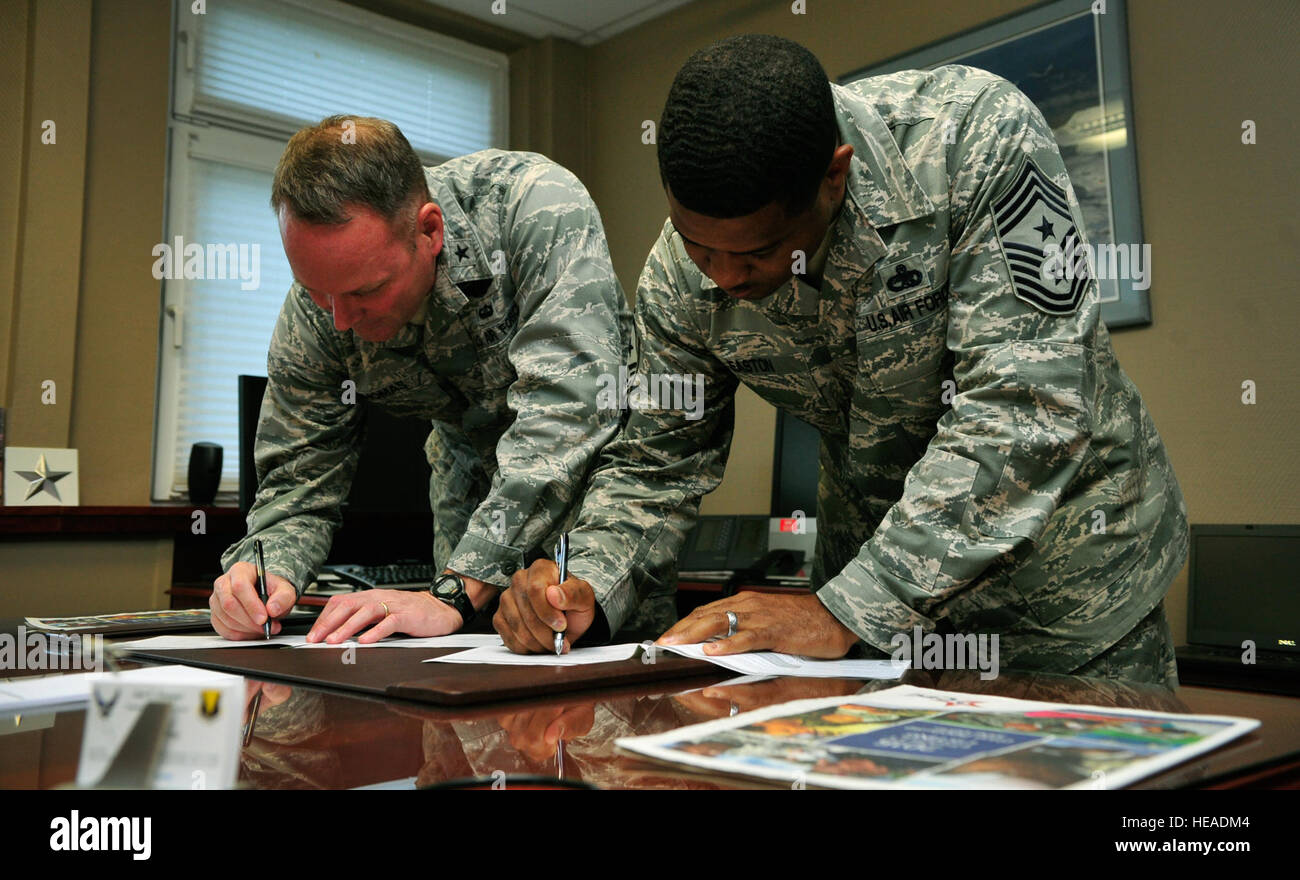 Brig. Gen. Jon T. Thomas, 86Airlift Wing Commander, e Chief Master Sgt. Phillip Easton, 86comando AW chief, segno pegno forme a sostegno dell'combinati federali Campaign-Overseas ott. 22, 2015, a Ramstein Air Base, Germania. La CFC-O consente di militari degli Stati Uniti e i membri del governo degli Stati Uniti i dipendenti civili a fare una donazione alla carità di loro scelta, con più di 2.600 charities disponibili tra cui scegliere. Airman 1. Classe Larissa Greatwood) Foto Stock