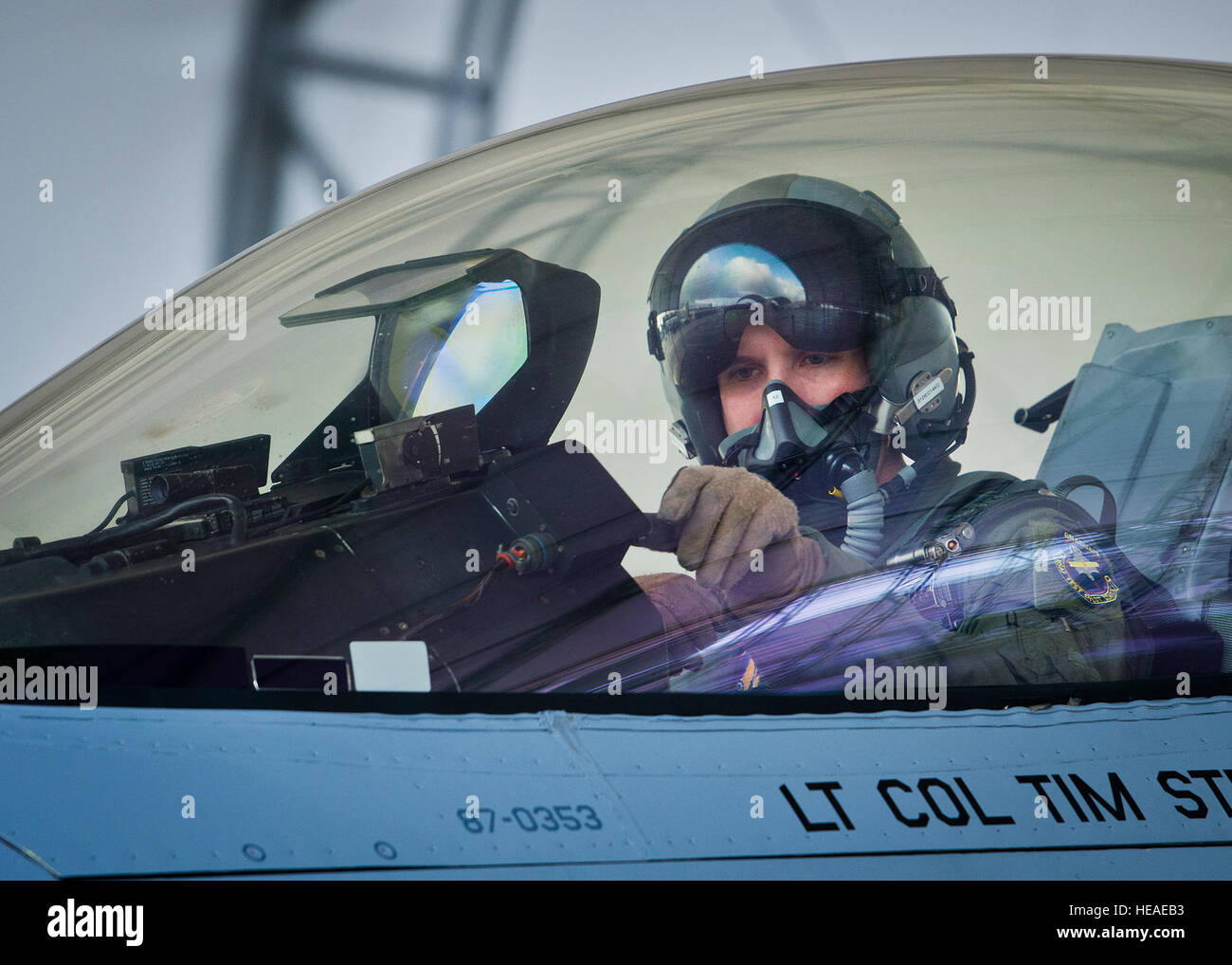 Il cap. Jonathan Gilbert, un quarantesimo volo squadrone di prova pilota, prepara il suo F-16 Fighting Falcon per una mattinata sortie a Eglin Air Force Base, Fla. la 96AMXS è responsabile per la manutenzione di tutti gli aerei in prova per la 96Ala di prova e l'ottantacinquesimo il test e la valutazione del Squadron. Samuel King Jr.) Foto Stock