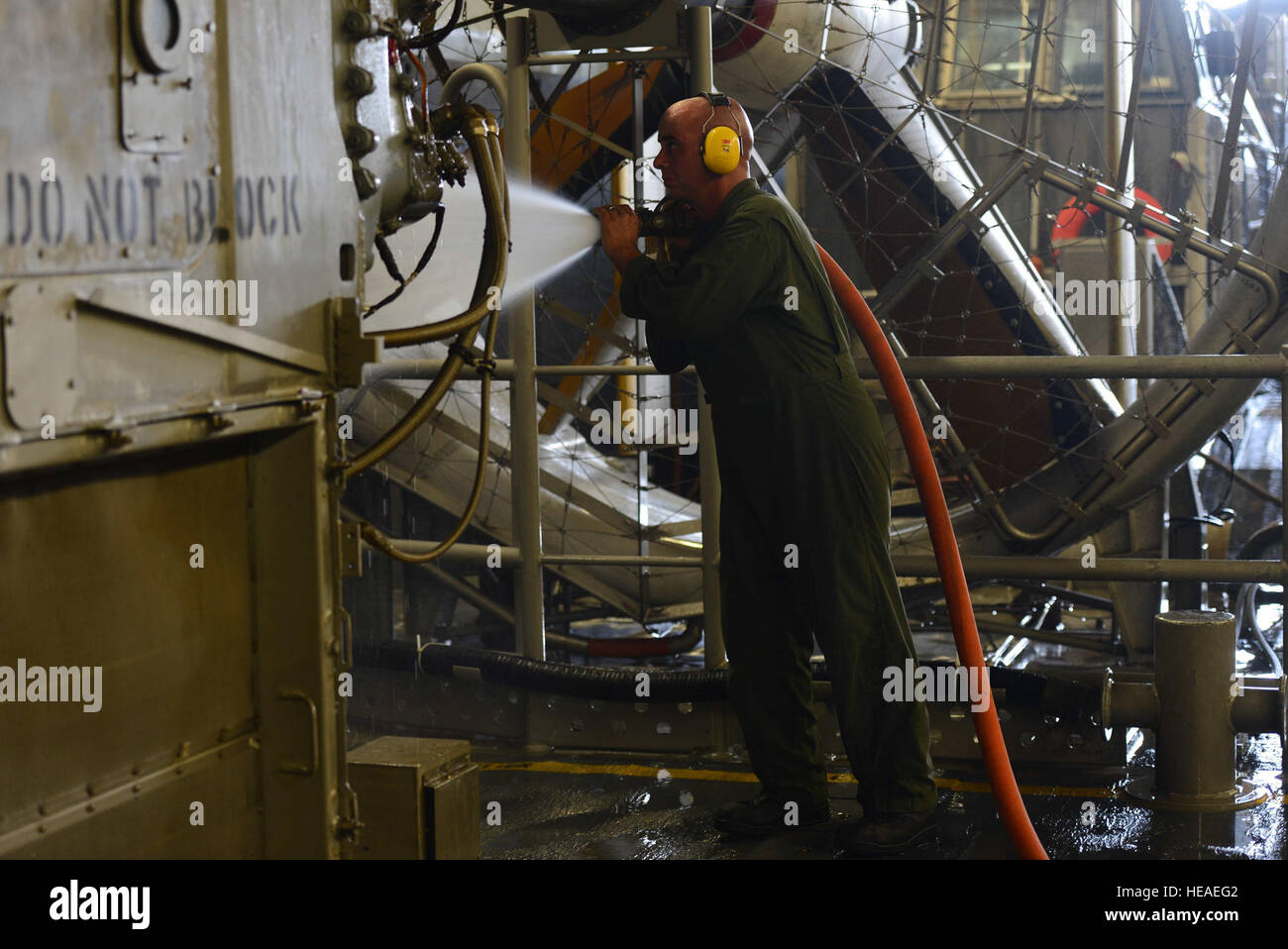 160922-N-GB113-042 OCEANO ATLANTICO. (Sett. 22, 2016) - di Boatswain Mate 2a classe Anthony Pacitto utilizza un tubo di acqua dolce per lavare l'acqua salata off di un cuscino di aria Landing Craft (LCAC) nel pozzo ponte dell'assalto anfibio nave USS Bataan (LHD 5). Bataan sta attualmente conducendo squadrone anfibio 8 e XXIV Marine Expeditionary Unit formazione integrata. La comunicazione di massa specialista apprendista marinaio Zachariah Grabill Foto Stock