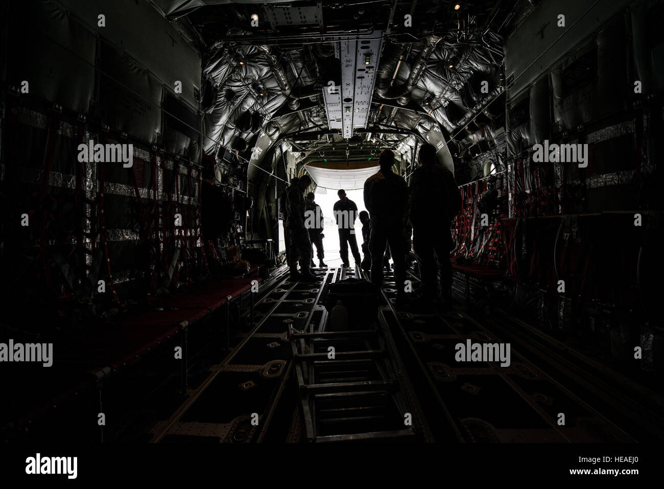 La 336a Gruppo di addestramento aviatori sono fornite un tour all'interno di un C-130J Super Hercules aeromobile nov. 20, 2014, a Fairchild Air Force Base, nello Stato di Washington Vi sono dodici diverse variazioni di Lockheed Martin quattro aerei prop. Ogni modello differisce a seconda della missione da parte di air-sea rescue, tactical airlift, meteo ricognizioni nonché una versione civile denominato LM-100J. Il personale Sgt. Alexandre Montes) Foto Stock