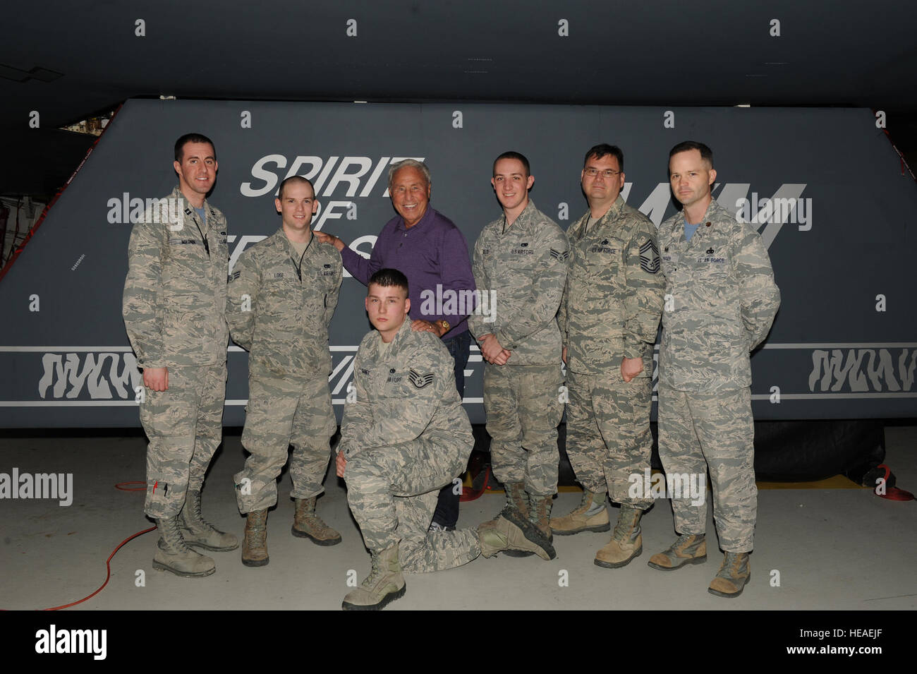 Lee Corso, un intrattenimento Sport e Programmazione Rete college football analyst, pone da il numero di coda del B-2 spirito del Nebraska con membri della 509th ala della bomba Manutenzione aeromobili squadrone a Whiteman Air Force Base, Mo., 6 febbraio 2015. Il corso è stato tenuto informato sull'B-2's la missione strategica e capacità di dissuasione. Airman 1. Classe Joel Pfiester Foto Stock