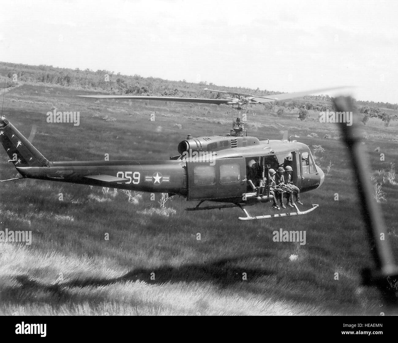 DELTA DEL Mekong, Vietnam -- il personale dell'Air Force della 211th squadrone di elicotteri volare su un Combat Assault missione Luglio 18, 1970 in un UH-1 elicottero sopra E.S. Asia. ( Sgt. Robert W. Ingianni) Foto Stock
