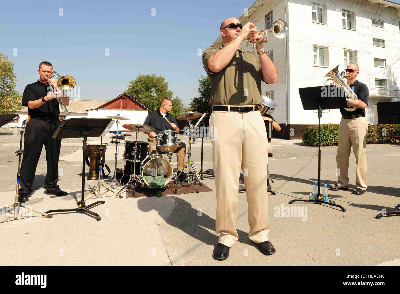 BISHKEK, Kirghizistan -- Staff Sgt. Eric corretto, U.S. Forze aeree centrali di comando 'Falcon' Band giocatore a campana, esegue un assolo a Bishkek Scuola per ciechi e Visually-Impaired bambini, Sett. 28, 2009. Il sergente corretta e l 'Falcon' i membri della band sono di stanza presso una base nel sud-ovest Asia e sono implementati da Offutt Air Force Base, Neb. Senior Airman Steele C. G. Britton) Foto Stock