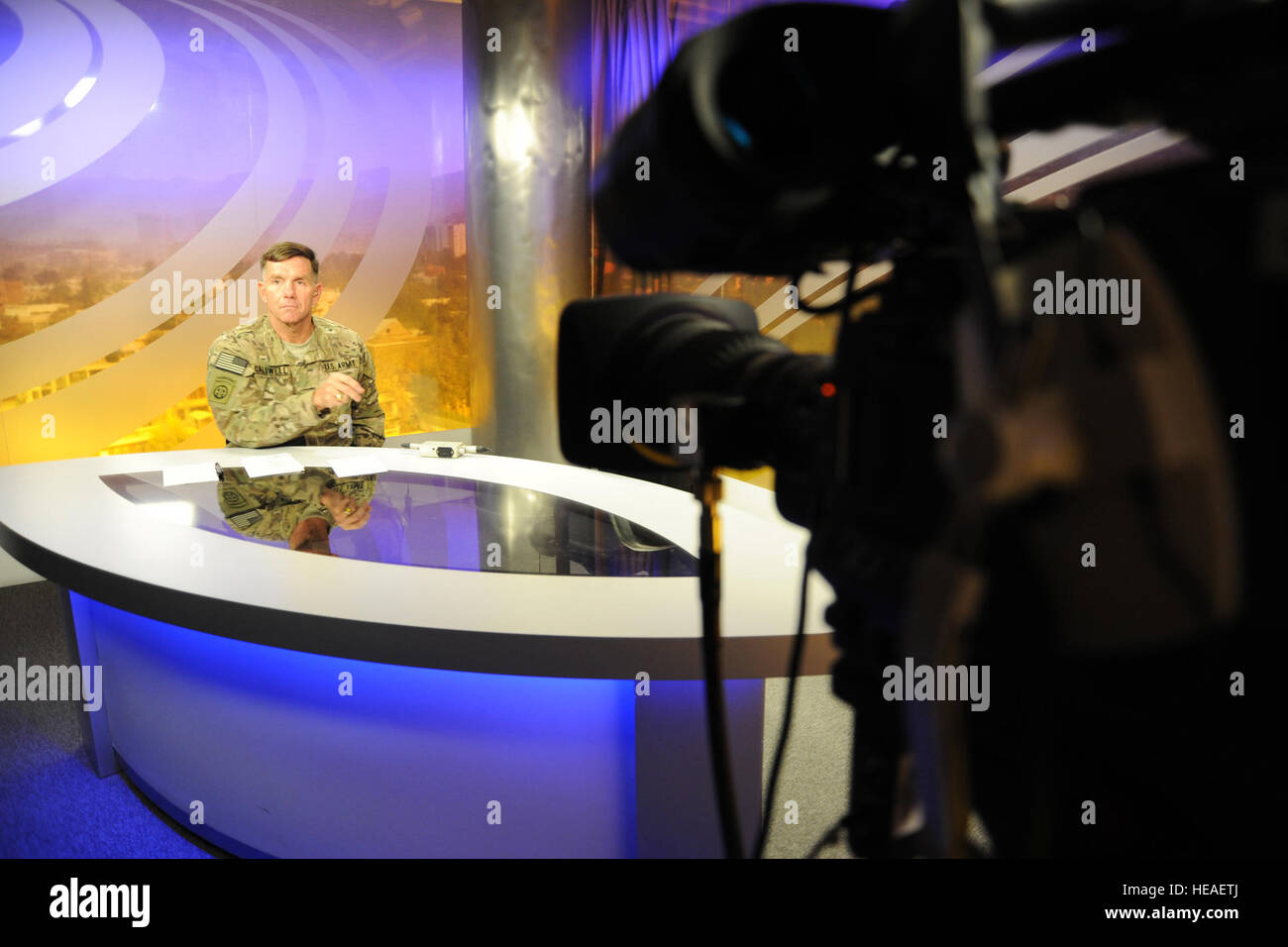 Il tenente gen. William B. Caldwell, IV, Organizzazione del Trattato del Nord Atlantico Training Mission Afghanistan commander, esegue i controlli audio nel British Broadcasting Company studios nel centro di Kabul, Afghanistan, luglio 29, 2011. Generale Caldwell è stato intervistato per parlare da Zeinab Badawi, BBC Radio e televisione giornalista, sul "Hardtalk" programma via satellite da Londra circa gli attuali e i futuri progressi della polizia nazionale afgana e l esercito nazionale afghano missione di formazione in Afghanistan. L'intervista completa è programmato per aria su BBC World News luglio 31 a 11:30 p.m. EST, e il agosto 1 a 4: Foto Stock