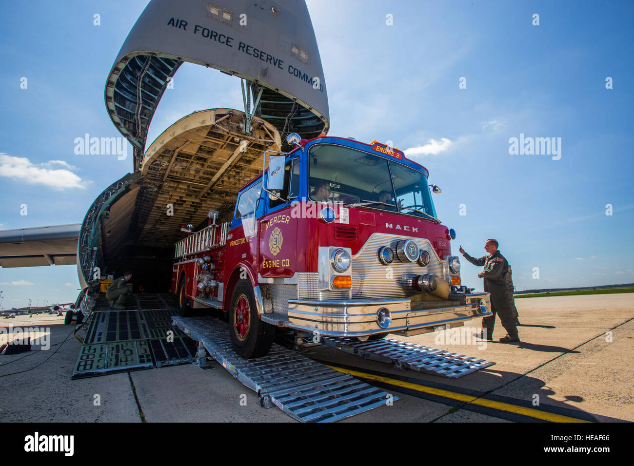 Loadmasters con il 439th Airlift Wing, Air Force comando Reserve, caricare un 1982 Mack 1250 GPM pumper fire carrello su C-5B Galaxy a base comuneGuire-Dix Mc-Lakehurst N.J., Agosto 12, 2016. Master Sgt. Jorge A. Narvaez, un tradizionale New Jersey Air National Guardsman con il 108th delle forze di sicurezza Squadron, è stato strumentale per ottenere il carrello donato ad un gruppo di vigili del fuoco volontari a Managua, Nicaragua. Il carrello donazione è fatto attraverso il programma di Denton, che consente ai cittadini degli Stati Uniti e alle organizzazioni di utilizzare lo spazio disponibile su velivoli da carico militari per il trasporto di beni umanitari per co Foto Stock