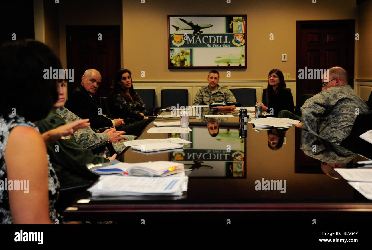 Col. Scott DeThomas, MacDill Air Force Base commander, incontra i rappresentanti del Dipartimento dell'Istruzione della Florida, la contea di Hillsborough Distretto Scolastico MacDill comandanti di gruppo, i membri dall'aviatore e famiglia centro di preparazione e alcune delle principali coniugi Febbraio 4, 2013 per formulare strategie per migliorare i rapporti di lavoro tra la base e il distretto scolastico. Senior Airman Michael Ellis) Foto Stock