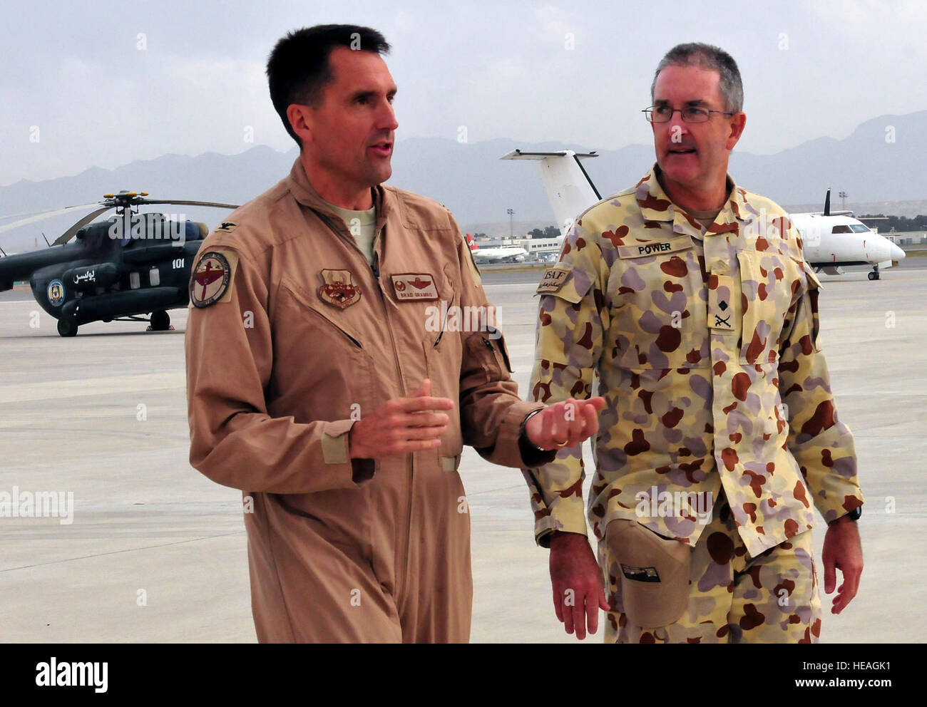 100404-F-5188L-001 Kabul, Afghanistan -- Il Mag. Gen. Brian potenza dell'Esercito Australiano , Senior consulente militare per la difesa afgano Ministro, visite con Col. Bradley Grambo, Commander, 438th Air Expeditionary Advisory Group, combinato di alimentazione Aria forza di transizione, sull'esercito nazionale afghano Air Corps base a Kabul, in Afghanistan il 4 aprile 2010. ( Cpt. Robert Leese/ ). Foto Stock