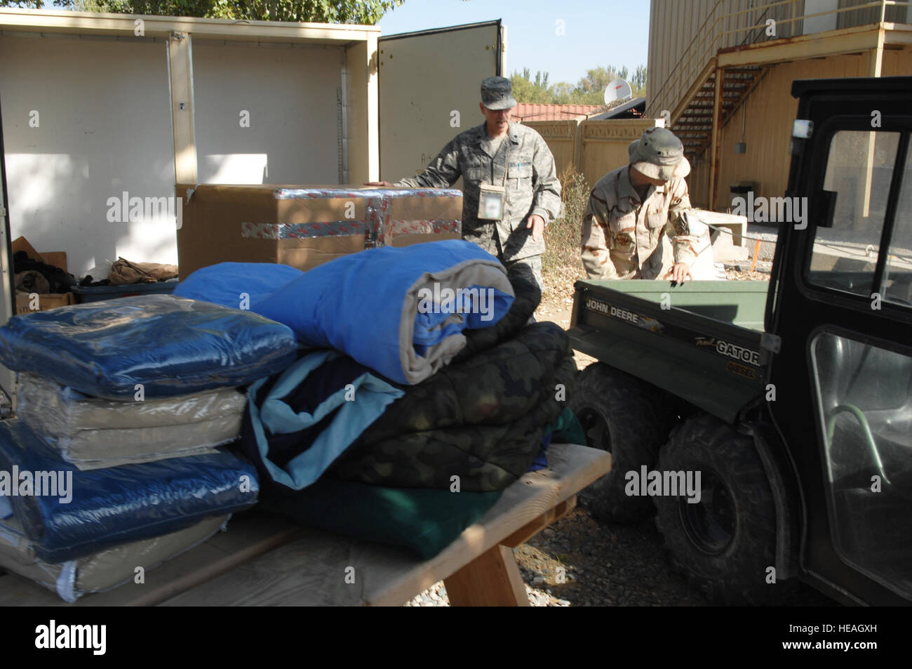 Lt. Col. Tim Bejian, 376 Aria ala Expeditionary cappellano e il Senior Airman Alex Farver, 376 AEW affari pubblici, consentono di caricare le scatole di coperte e vestiti come una parte di un aiuto umanitario ntended spedizione per i superstiti di un Il 5 ottobre 2008, terremoto nel sud del Kirghizistan. Aviatori di Manas Air Base inviato migliaia di sterline di aiuti, Ottobre 8, 2008, che includeva i pallet di razioni alimentari, acqua in bottiglia, surplus militare meteo freddo ingranaggio e più di 120 scatole contenenti 3.000 libbre di adulti e bambini abbigliamento invernale, coperte e giocattoli. Una chiamata per donazioni personali ha portato in più di 40 Foto Stock