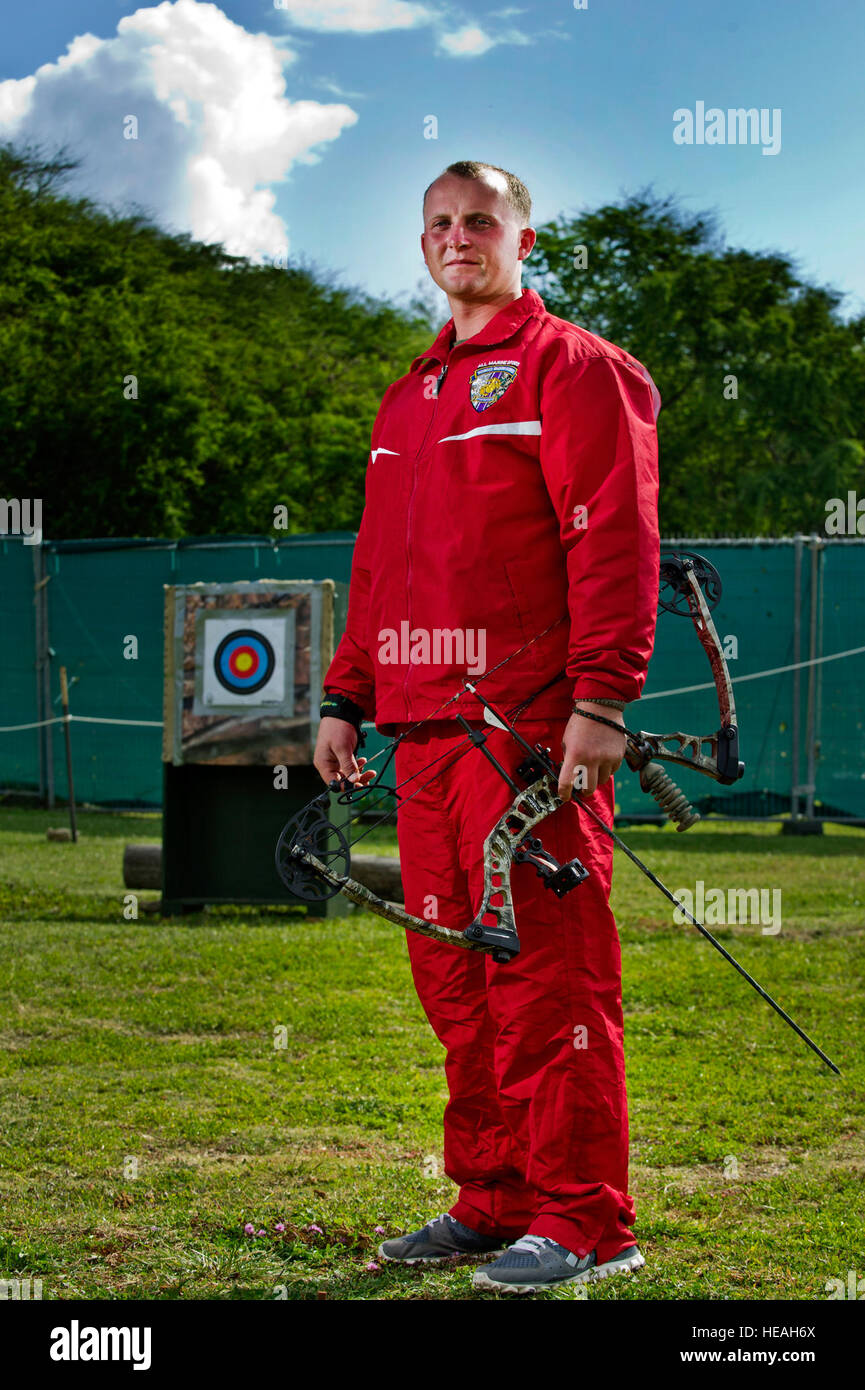 Stati Uniti Marine Corps Lance Cpl. Matteo Roach, guerriero ferito Battalion-West, distacco Hawaii, comporta per un ritratto Aprile 6, 2012, presso il campo di tiro con l'arco su Marine Corps base Hawaii, Kaneohe Bay, Hawaii. Roach è stato su un piede di pattuglia nella provincia di Helmand, Afghanistan Feb 16, 2010 quando il suo team leader calpestato una improvvisata dispositivo esplosivo tre piedi di fronte a lui. Roach competere nel 2012 Warrior Giochi nel sedersi pallavolo, Discus e tiro con l'arco. Foto Stock