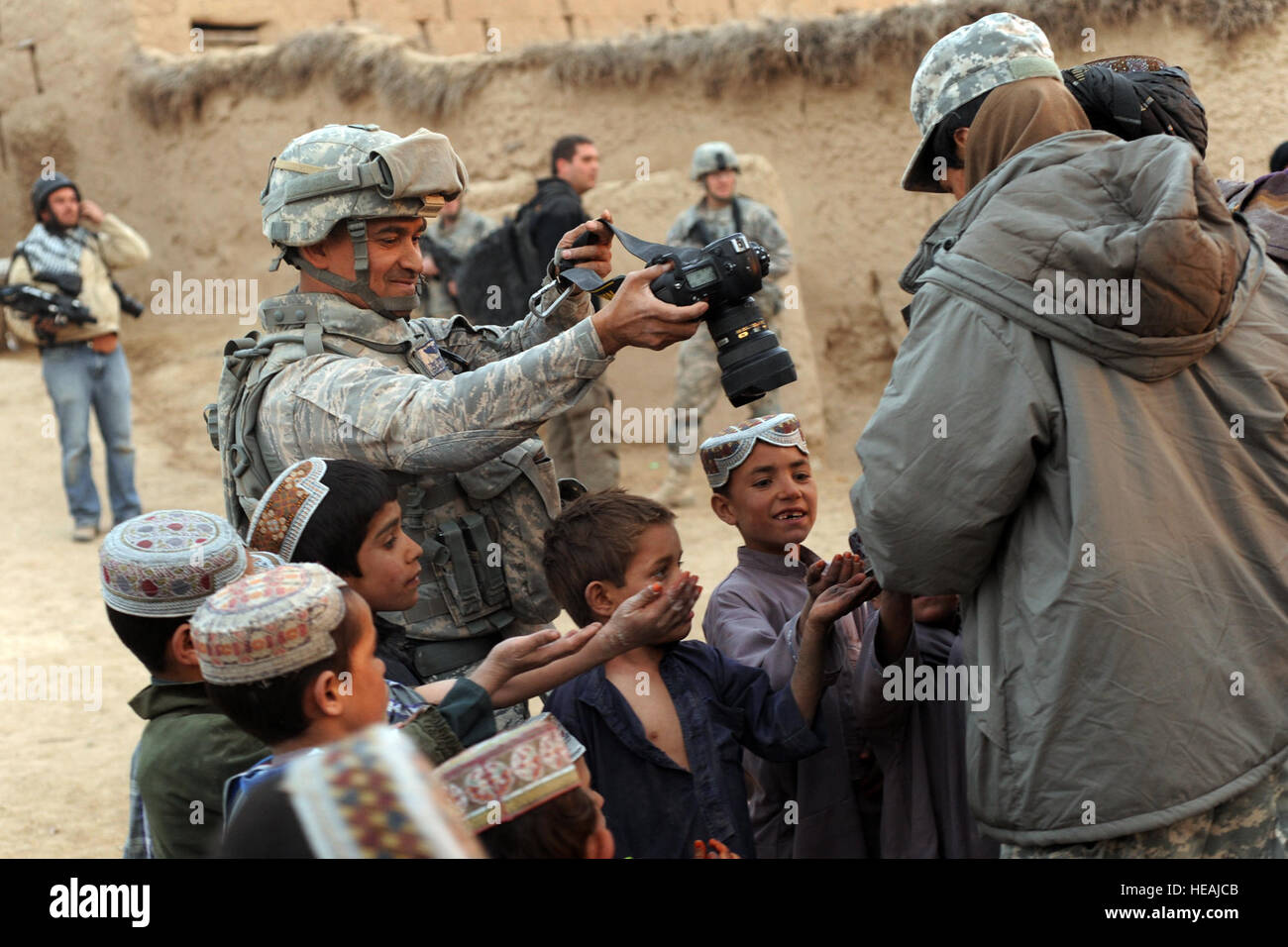 Stati Uniti Air Force Tech. Sgt. Efren Lopez, 4a lottare contro lo squadrone della fotocamera, scatta una foto di bambini afgani nel villaggio di Shabila Kalan, provincia di Zabul, Afghanistan, nov. 30, 2009. Il personale Sgt. Christine Jones) Foto Stock