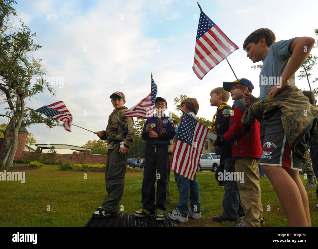 Cub Scouts e U.S. Special Tactics Airmen partecipano alla Tim Davis Memorial March per onorare Fallen Airmen su una rotta multi-statale che termina allo Special Tactics Training Squadron, Hurlburt Field, Florida. Foto Stock
