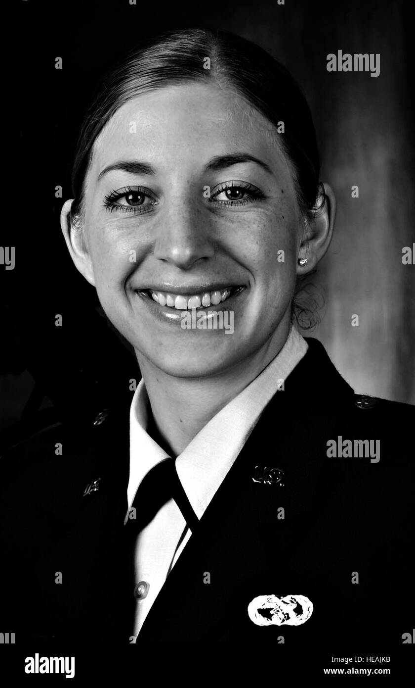 Stati Uniti Air Force 2 Lt. Keisha Pearson, posa per una foto a Langley Air Force Base, Agosto 28, 2013. Pearson è stato in alta scuola durante la sett. 11 attacchi e vivido ricorda come gli eventi influenzato la sua vita. (Illustrazione DEGLI STATI UNITI DAL PERSONALE Sgt. Jarad A. Denton Foto Stock
