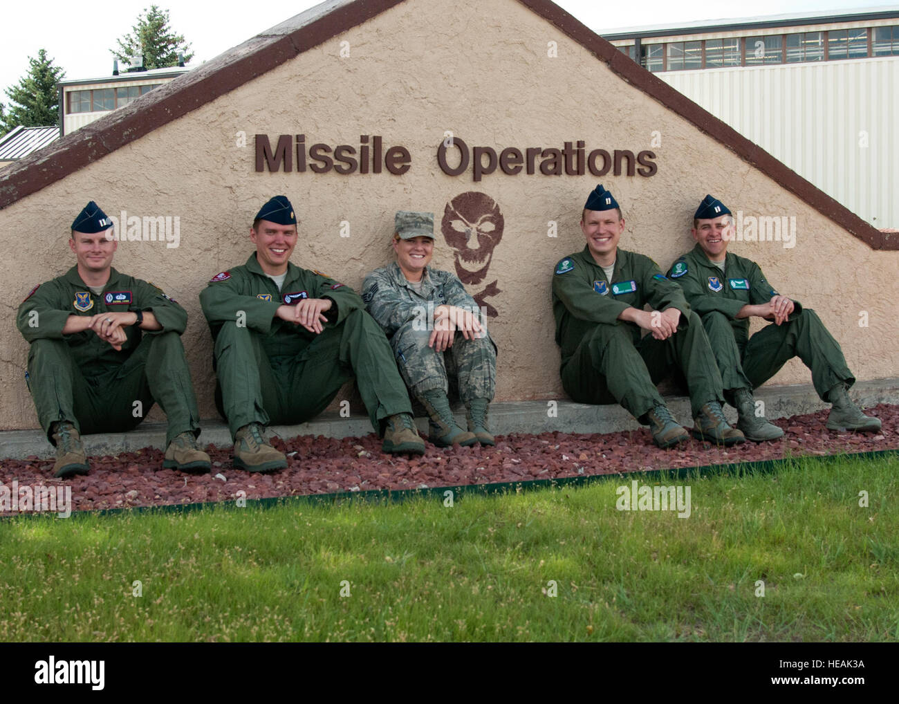 A partire da sinistra, il cap. Daniel Cook, novantesimo Operations Support Squadron; Il Mag. Thomas Perry, 320Missile Squadron; Staff Sgt. Jennifer Cornet, 321Missile Squadron; lungo con Capts. Bennett Johnson e Joshua Wenta, 321ms, sedersi di fronte al novantesimo di operazioni del gruppo segno, luglio 15, 2015. Questi aviatori salvato cinque persone nel mese precedente mentre su un TDY in Florida. Airman 1. Classe Malcolm Mayfield Foto Stock