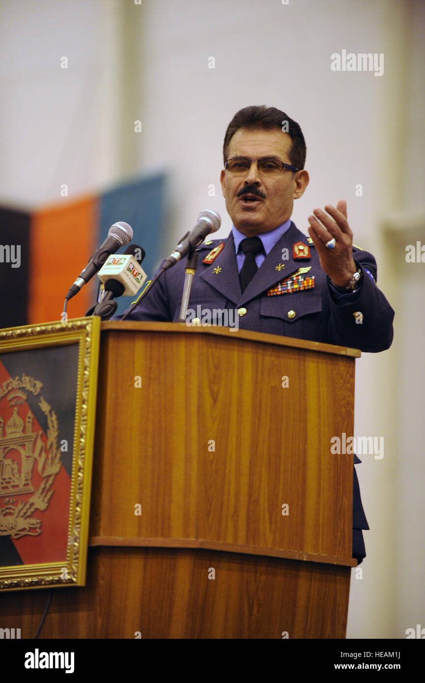 Esercito nazionale afghano air corps comandante il Mag. Gen. Mohammad Dawran parla durante la C-27 cerimonia a Kabul Aeroporto Internazionale in Afghanistan, nov. 15. Il ANAAC acquistato 18 C-27 aerei costano $290 milioni di afghani supplementare di fondi. I primi due velivoli sono arrivati a Kabul, nov. 12, con una C-27 essendo consegnato circa ogni sei settimane. Foto Stock