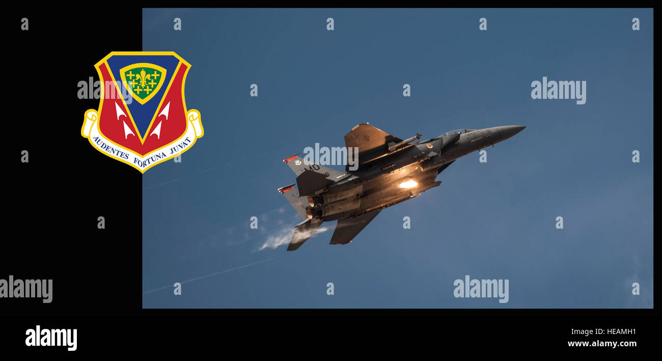 Un 391 Fighter Squadron F-15E Strike Eagle si prepara a pop razzi difensive durante una stretta-aria missione di supporto durante la fase di esercizio Mountain Roundup 2013, a Saylor Creek bombardamento intervallo vicino Mountain Air Force Base, Idaho, 16 ottobre 2013. L'esercizio preso a calci-off sett. 30 e si è conclusa il 16 ottobre, e l'obiettivo era semplice: tutti coloro che sono coinvolti si sperava di fornire più integrata e abile combinato a forze congiunte. (Illustrazione DEGLI STATI UNITI DA Master Sgt. Kevin Wallace/) Foto Stock