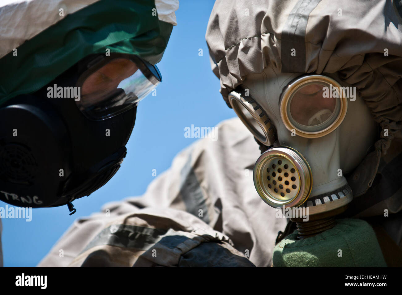 Master Sgt. Michael Inglese (sinistra) e la Repubblica del Kirghizistan Sgt. Nuvlau Imanbekov valutare le letture della simulazione di materiali contaminati in una sostanza chimica, biologica, radiologica, nucleare e gli esplosivi lo scenario di addestramento durante la fase di esercizio la cooperazione regionale 12 al Koi Tash Accademia Militare, 22 giugno 2012. La cooperazione regionale 12 è una multinazionale esercizio inteso a rafforzare le relazioni e promuovere la cooperazione regionale tra i paesi partecipanti offrendo al contempo coordinata, risposta rapida scenari in caso di un disastro che colpisce di più i paesi della regione. L'inglese è un Foto Stock Master Sgt. Michael Inglese (sinistra) e la Repubblica del Kirghizistan Sgt. Nuvlau Imanbekov valutare le letture della simulazione di materiali contaminati in una sostanza chimica, biologica, radiologica, nucleare e gli esplosivi lo scenario di addestramento durante la fase di esercizio la cooperazione regionale 12 al Koi Tash Accademia Militare, 22 giugno 2012. La cooperazione regionale 12 è una multinazionale esercizio inteso a rafforzare le relazioni e promuovere la cooperazione regionale tra i paesi partecipanti offrendo al contempo coordinata, risposta rapida scenari in caso di un disastro che colpisce di più i paesi della regione. L'inglese è un Foto Stock