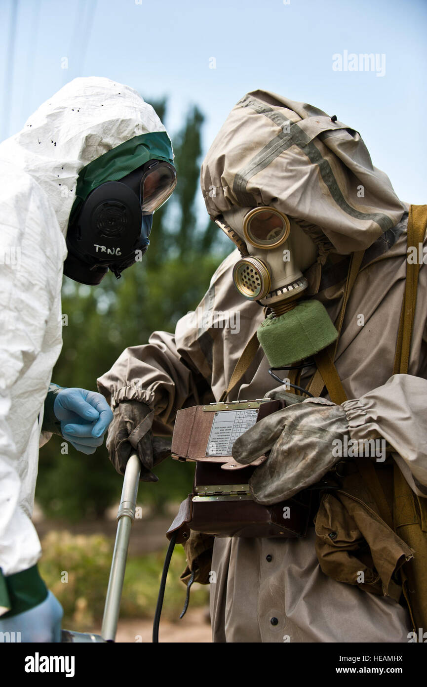 Master Sgt. Michael Inglese (sinistra) e la Repubblica del Kirghizistan Sgt. Nuvlau Imanbekov valutare le letture della simulazione di materiali contaminati come parte di una sostanza chimica biologica, radiologica, nucleare e gli esplosivi lo scenario di addestramento durante la fase di esercizio la cooperazione regionale 12 al Koi Tash Accademia Militare, 22 giugno 2012. I membri del servizio dal Centro di Transito di Manas ha partecipato all'esercizio per aiutare a rafforzare le relazioni e la cooperazione di frequentare le nazioni. La cooperazione regionale 12 è un multi-nazionale esercizio inteso a rafforzare le relazioni e promuovere la cooperazione regionale tra i partec Foto Stock Master Sgt. Michael Inglese (sinistra) e la Repubblica del Kirghizistan Sgt. Nuvlau Imanbekov valutare le letture della simulazione di materiali contaminati come parte di una sostanza chimica biologica, radiologica, nucleare e gli esplosivi lo scenario di addestramento durante la fase di esercizio la cooperazione regionale 12 al Koi Tash Accademia Militare, 22 giugno 2012. I membri del servizio dal Centro di Transito di Manas ha partecipato all'esercizio per aiutare a rafforzare le relazioni e la cooperazione di frequentare le nazioni. La cooperazione regionale 12 è un multi-nazionale esercizio inteso a rafforzare le relazioni e promuovere la cooperazione regionale tra i partec Foto Stock