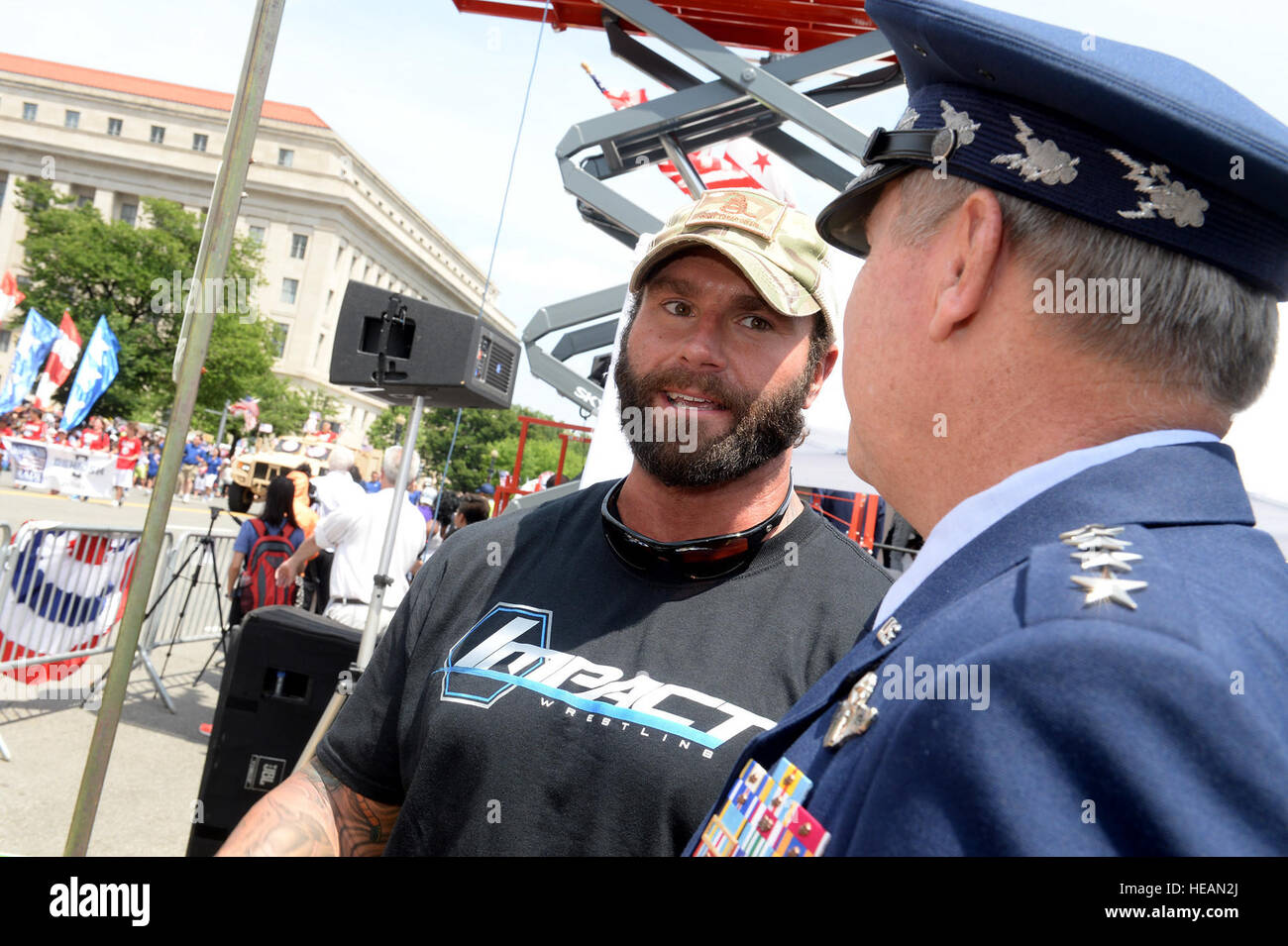 Air Force capo del personale gen. Mark A. Welsh III visite con Total Nonstop Action lottatore ed U.S. Marine Corps veterano Gunner durante il National Memorial Day Parade, ospitato dalla American Veterans Center, a Washington, 25 maggio 2015. Il National Memorial Day parata è stata lanciata per la prima volta nel 2005 dall'American Veterans Center di Washington. Welsh onorato anche American veterani partecipando a una ghirlanda di cerimonia di posa in Al Cimitero Nazionale di Arlington. Scott M. cenere) Foto Stock