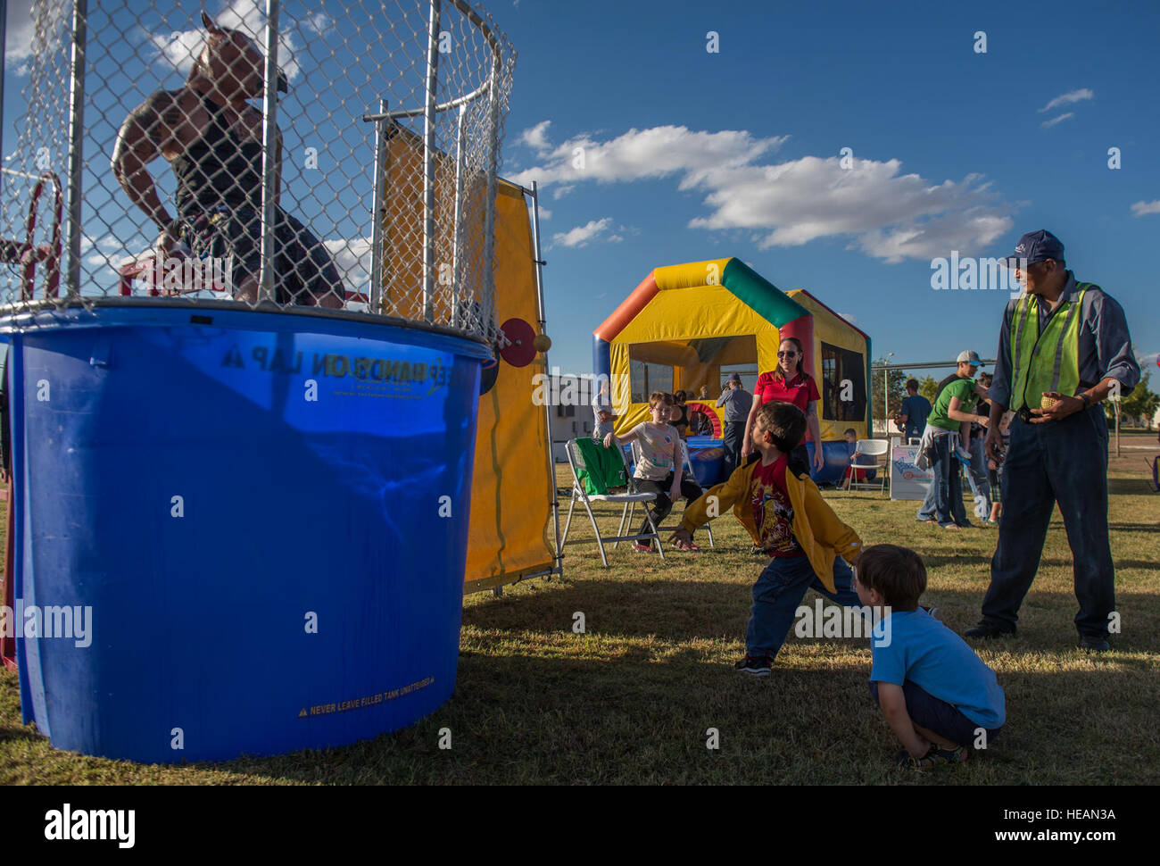 Un team di dipendenti Holloman mira per il bersaglio a dunk serbatoio durante la fiera annua nazionale del Night Out evento ospitato da crescenti vette europee a Holloman Air Force Base, N.M., Ott 6. Questo è l'ottavo anno Soaring Heights ha ospitato l'evento ed ha riunito l'applicazione della legge di protezione antincendio e il sostegno comunitario alle agenzie di fornire Holloman informazioni residenti e sicurezza dei bambini materiale. Ogni anno, Holloman aviatori e i membri delle comunità locali si riuniscono a Soaring altezze che offre loro cibo, musica e vari eventi per i bambini a divertirsi. Senior Airman Aaron Montoya) Foto Stock