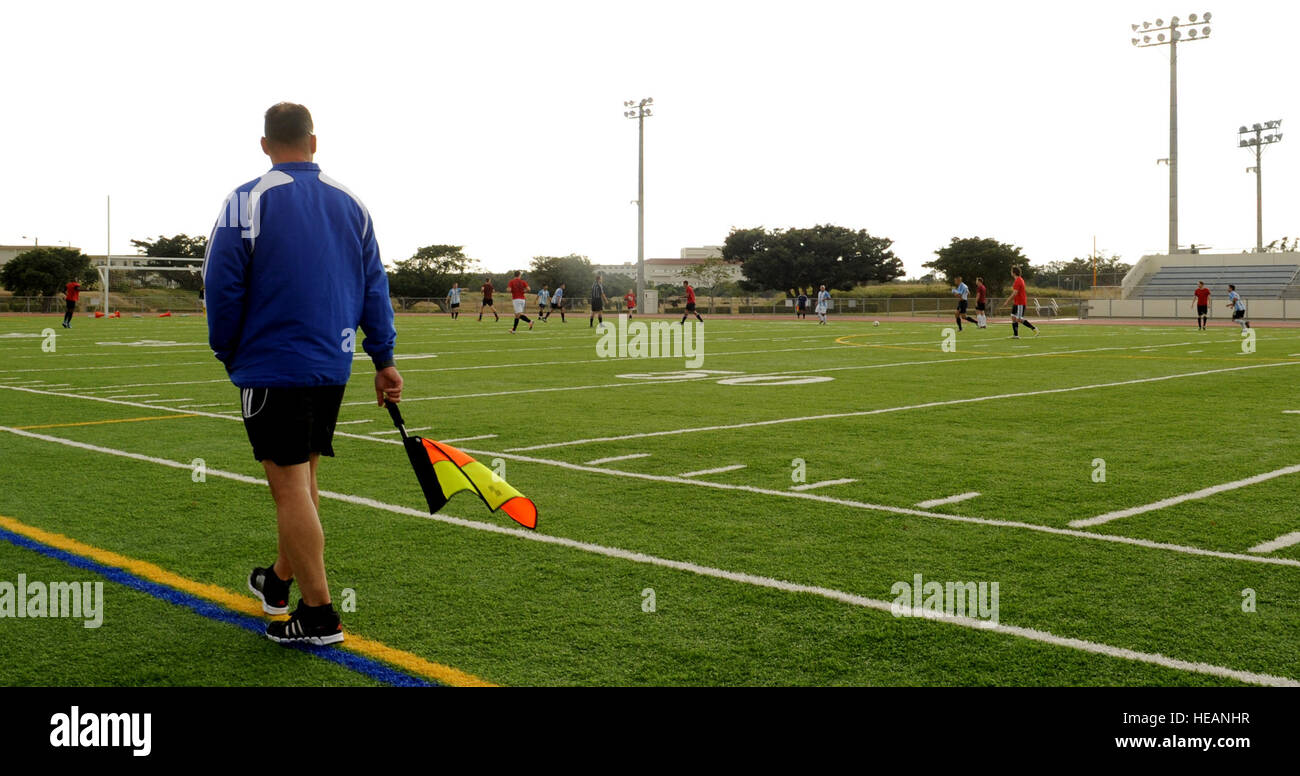 Stati Uniti Air Force Tech. Sgt. Sean Donovan, 718th aeromobili squadrone di manutenzione degli aeromobili Sistemi propulsions, supervisiona un playoff Soccer Game on Kadena Air Base, Giappone, Gennaio 12, 2014. Membri di diverse unità formate squadre e partecipato nel 2013 Soccer League intramurali, dopo essere stato informato della sua cancellazione. Airman 1. Classe Keith James) Foto Stock