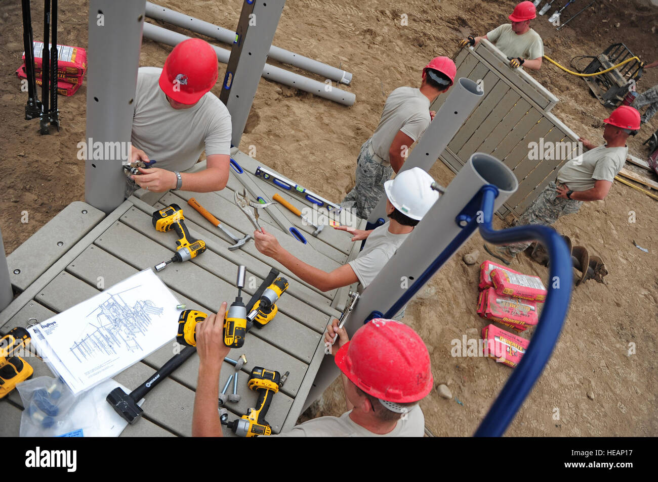 Stati Uniti Airmens lavoro per la costruzione di un nuovo parco giochi per la comunità come parte di un nuovo progetto orizzonti in Tambo de Mora, Perù, 24 luglio 2012. Stati Uniti e peruviano ingegneri militari hanno lavorato fianco a fianco per costruire una libreria, clinica, auditorium e parco giochi per la comunità, che è stato devastato dal terremoto del 2007. Nuovi orizzonti è un U.S. Comando sud-sponsorizzato serie annuali congiunte di assistenza umanitaria esercita la distribuzione negli Stati Uniti gli ingegneri militari, veterinari, medici e altri professionisti a Centrale e Sud Americana unite per la formazione, i progetti di costruzione e di fornire un aiuto umanitario Foto Stock