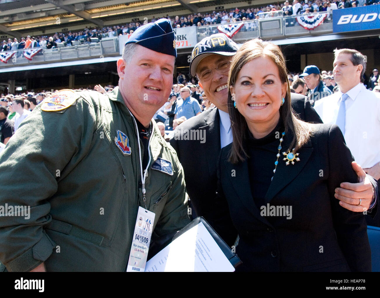 New York Air National Guard Il Mag. James T. Belton pone con l'ex sindaco di New York City Rudy Giuliani e la moglie Judith Giuliani al New York Yankee Stadium di New York City, NY il 16 aprile 2009. Belton era assistere nell'F-16 Fighting Falcon da battere per il giorno di apertura della cerimonia. ( Tech. Sgt. Jeremy M. chiamata/Non rilasciato) Foto Stock