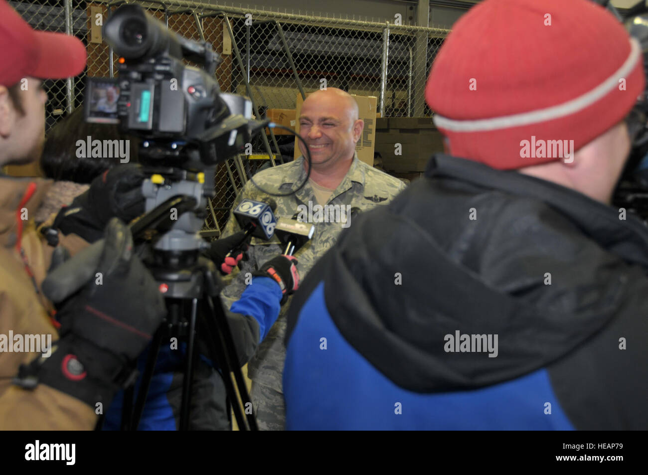 New York Air National Guard Master Sgt. Shawn Talbot, un membro della 109° squadriglia di manutenzione, incontri con i media dopo il suo volo di ritorno dalla stazione di McMurdo, Antartide, Strattion Air National Guard fuori Base Schenectady, N.Y., Martedì, Febbraio 24, 2015. Talboty e 29 altri Aviatori è tornato a casa dopo la operazione di supporto Deep Freeze in Antartide. Più aviatori e LC-130 ski-velivolo dotato tornerà per tutta la settimana che segue la 109 Airlift Wing il ventisettesimo anno di supporto della National Science Foundation. Master Sgt. William Gizara Foto Stock