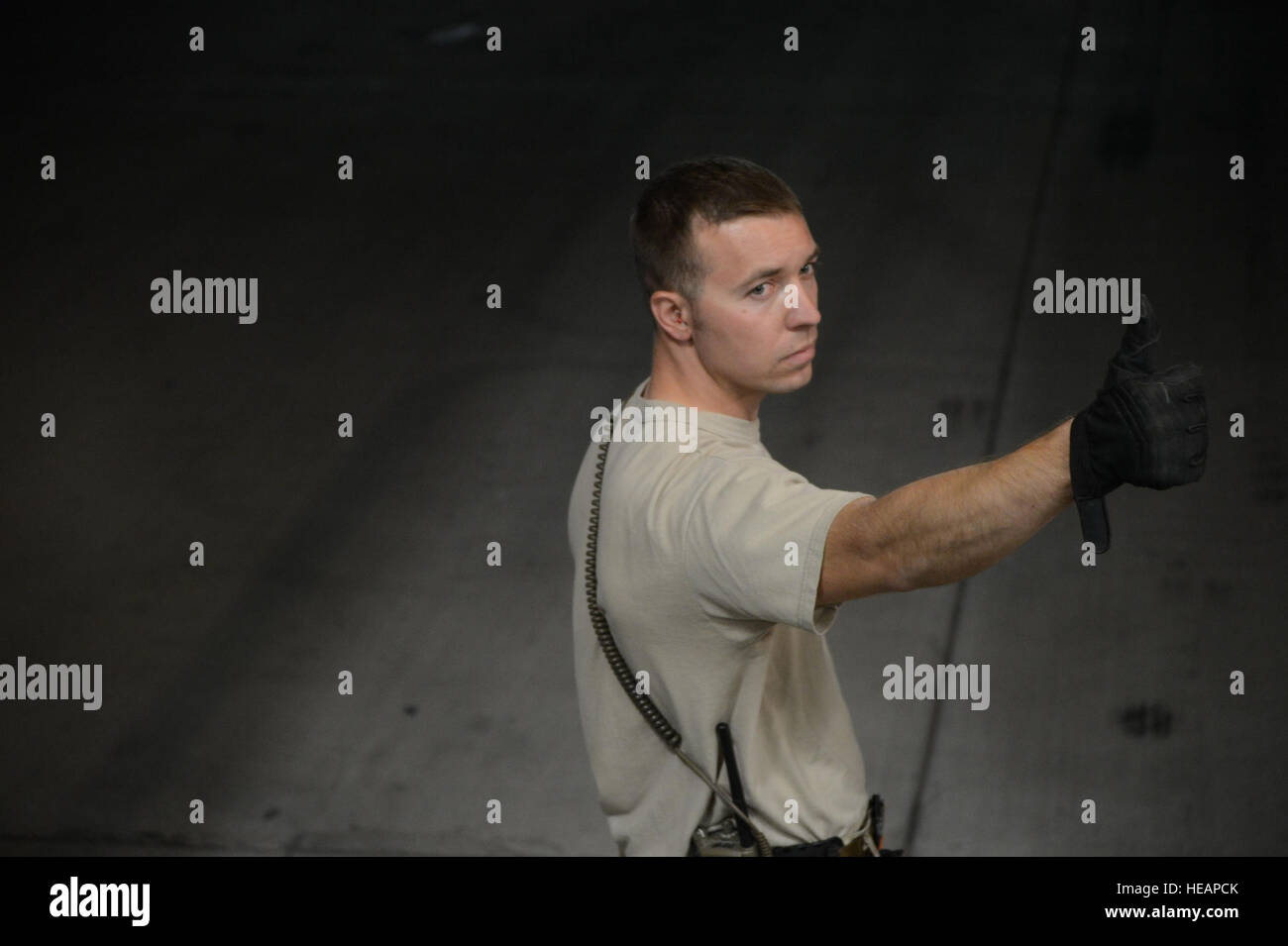 Stati Uniti Air Force Staff Sgt. Michael Otto, nativo di Fremont, Wis., e attualmente assegnati alla 455th Expeditionary porta antenna squadrone dà il "Thumbs up' segnale ad un loadmaster per assicurarsi che sia in buone condizioni per spostare un K-caricatore verso una C-17 Globemaster in uno sforzo per iniziare il caricamento del carico a bordo del velivolo a Bagram Air Field, Afghanistan, 21 giugno 2014. Otto, viene distribuita da 305porta antenna squadrone, Base comuneGuire-Dix Mc-Lakehurst, N.J. Master Sgt. Cohen A. Giovani Foto Stock